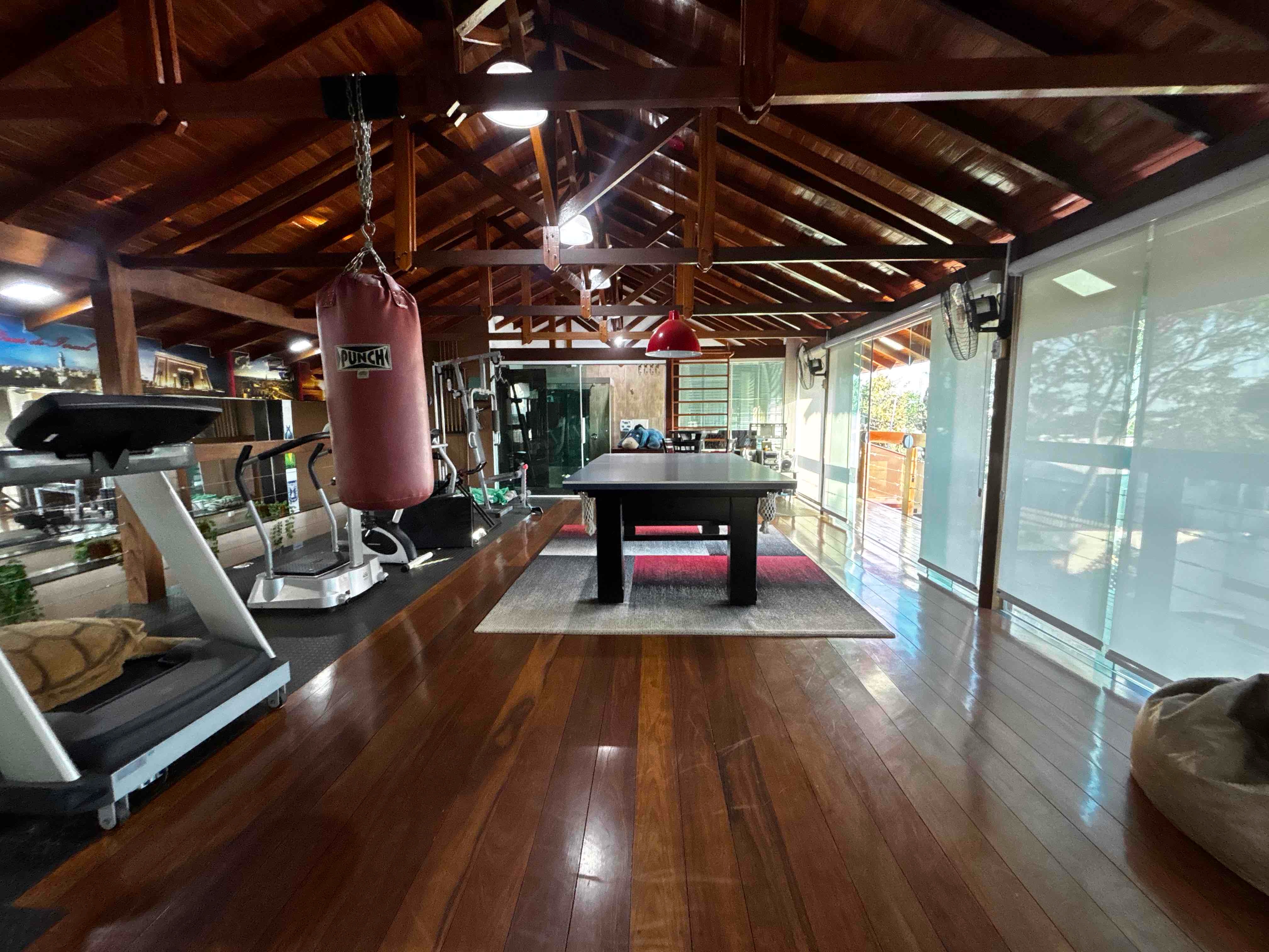 Sobrado à venda, no bairro Caravelle, Proximo ao centro e Aeroporto, 295m² úteis,  5 quartos sendo 1 suíte, piscina, churrasqueira - Londrina, PR