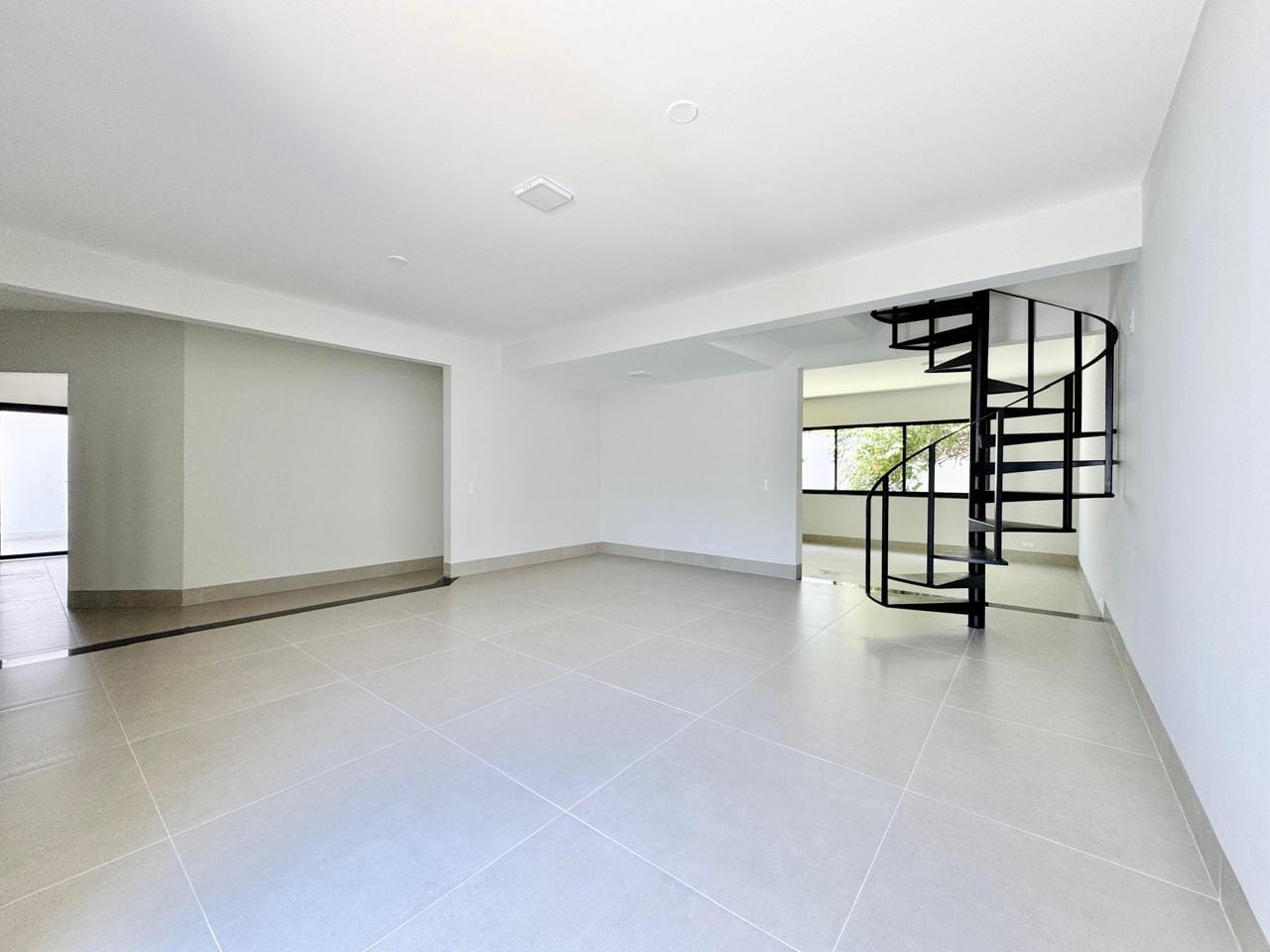 Casa à venda,  no Mediterrâneo, 467m² construção, 6 quartos sendo 3 suítes, 5 banheiros, 1 lavabo, 3 vagas, Londrina, PR
