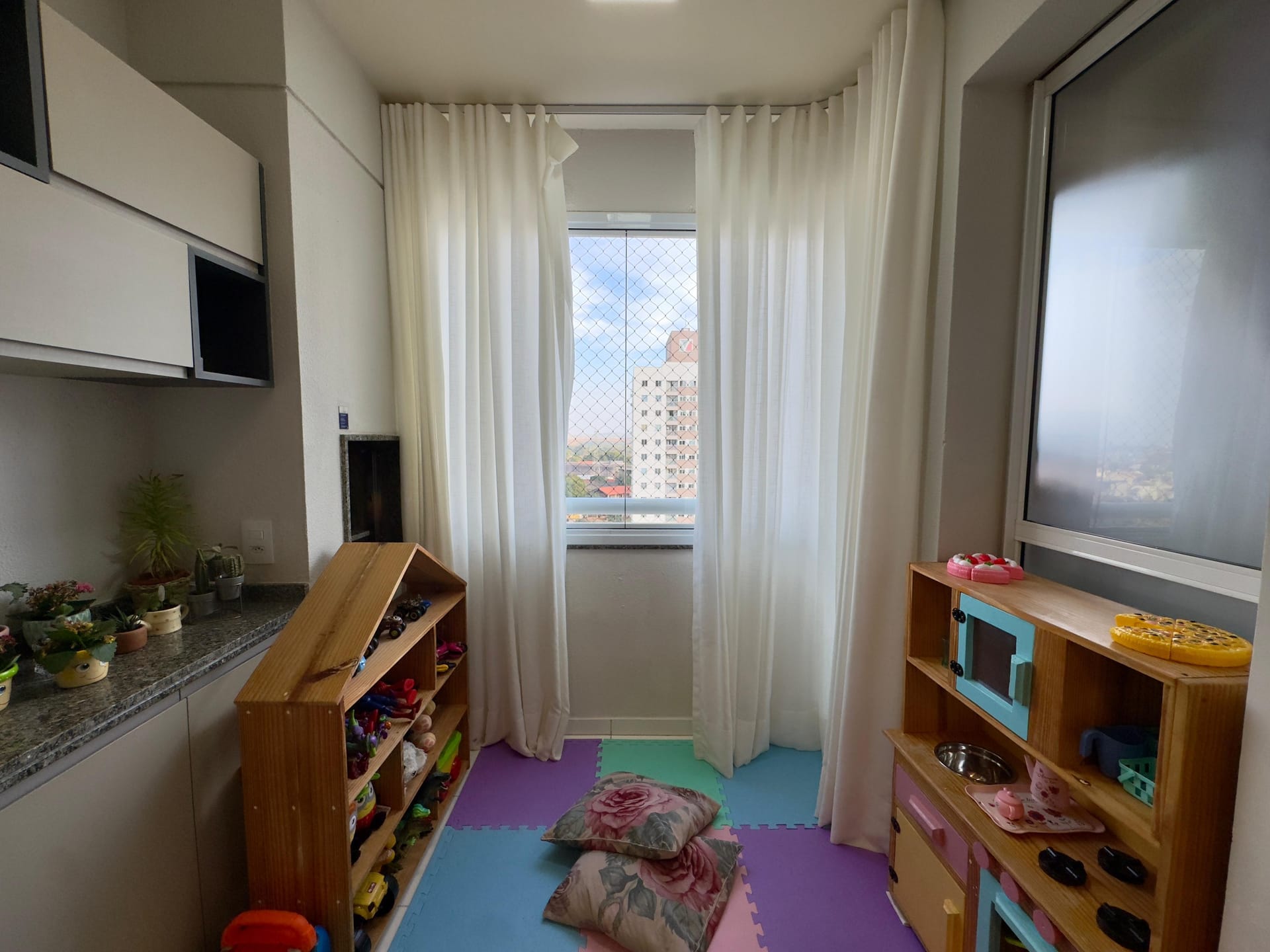 Apartamento à venda, Edifício Solar Mirador, 75m² úteis, 3 quartos (1 suíte), andar alto, sacada com churrasqueira - Aurora, Londrina, PR