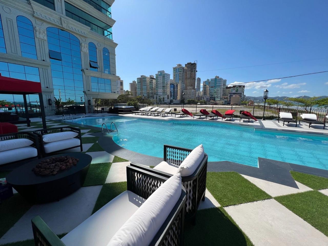 Apartamento  à venda CARTIER FRENTE MAR, Meia praia, 180M² úteis, 4 suítes, 4 vagas,  finamente mobiliado - Meia praia, Itapema, SC