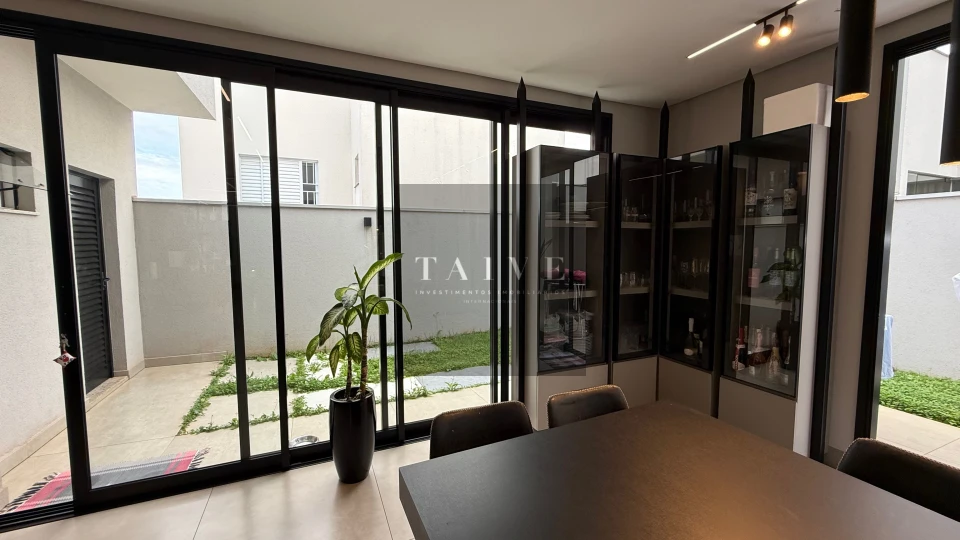 Sobrado à venda, 4 quartos sendo 3 suites, 250 m², Royal Maison, Londrina, PR