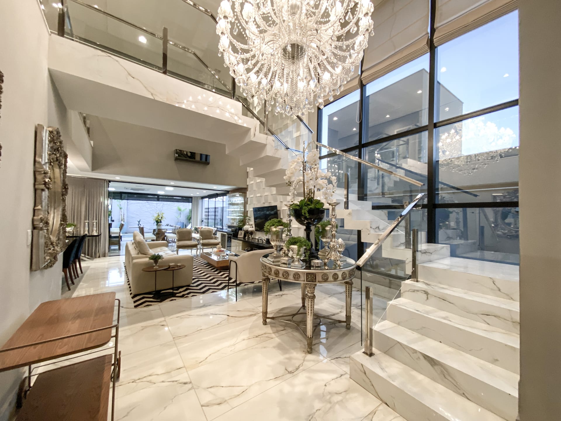 Casa venda e locação no Cond. Alphaville II, 300m² úteis, mobiliada, decorada com 4 quartos sendo 2 suítes e 2 demi-suites, piscina, hidromassage