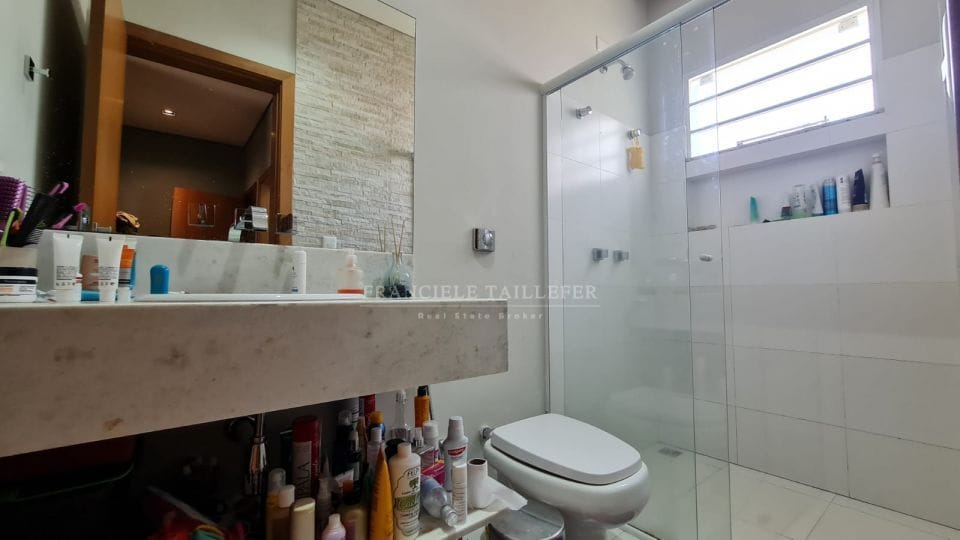 Casa térrea 295m²úteis/4 quartos (sendo 3 suítes) com piscina -Condomínio Acácia Imperial - Londrina Pr