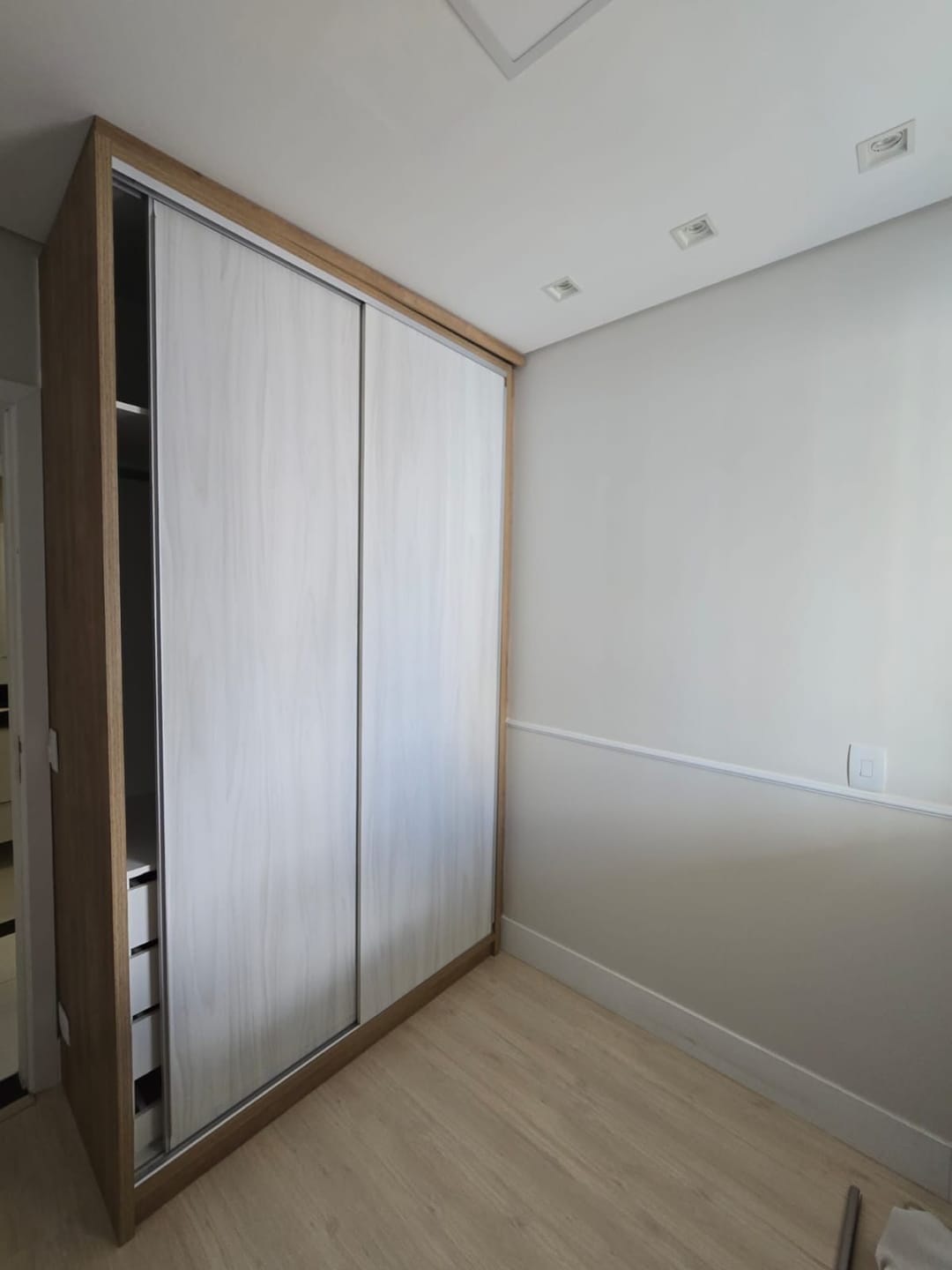Apartamento à venda, Edifício Uptown Residence, 75m² úteis, 2 quartos (1 suíte), varanda com churrasqueira, 2 vagas paralelas - Gleba Palhano, Lo