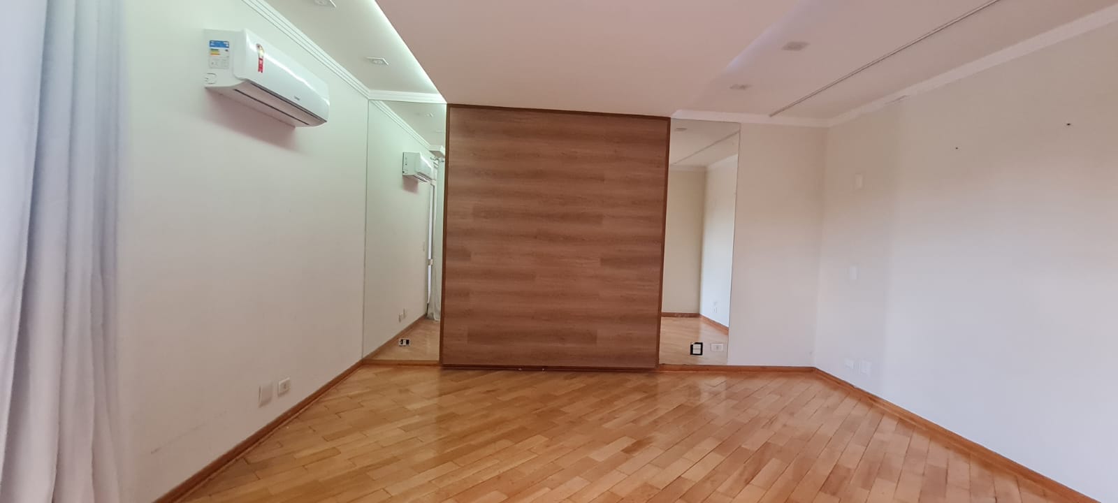 Sobrado à Venda, residencial ou comercial prox a Av Maringá, 440m² úteis, 5 quartos sendo 3 suítes, e 2 com sacada, piscina, 4 vagas - Iguaçu, Lo