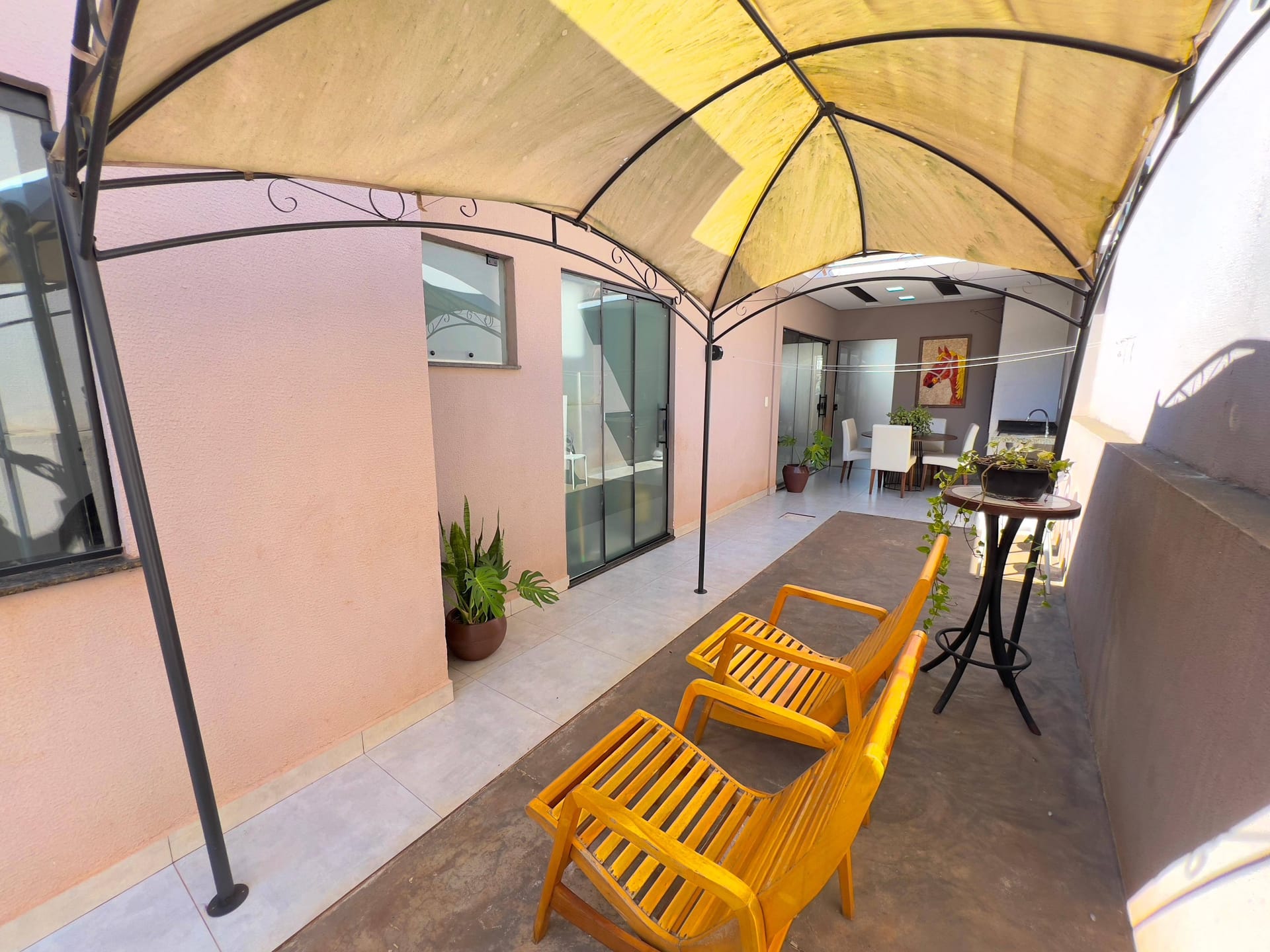 Casa à venda, Bairro Monte Carlo, Pé Direito Alto, 3 quartos sendo 1 Suite, Proximo ao Aeroporto, Londrina PR