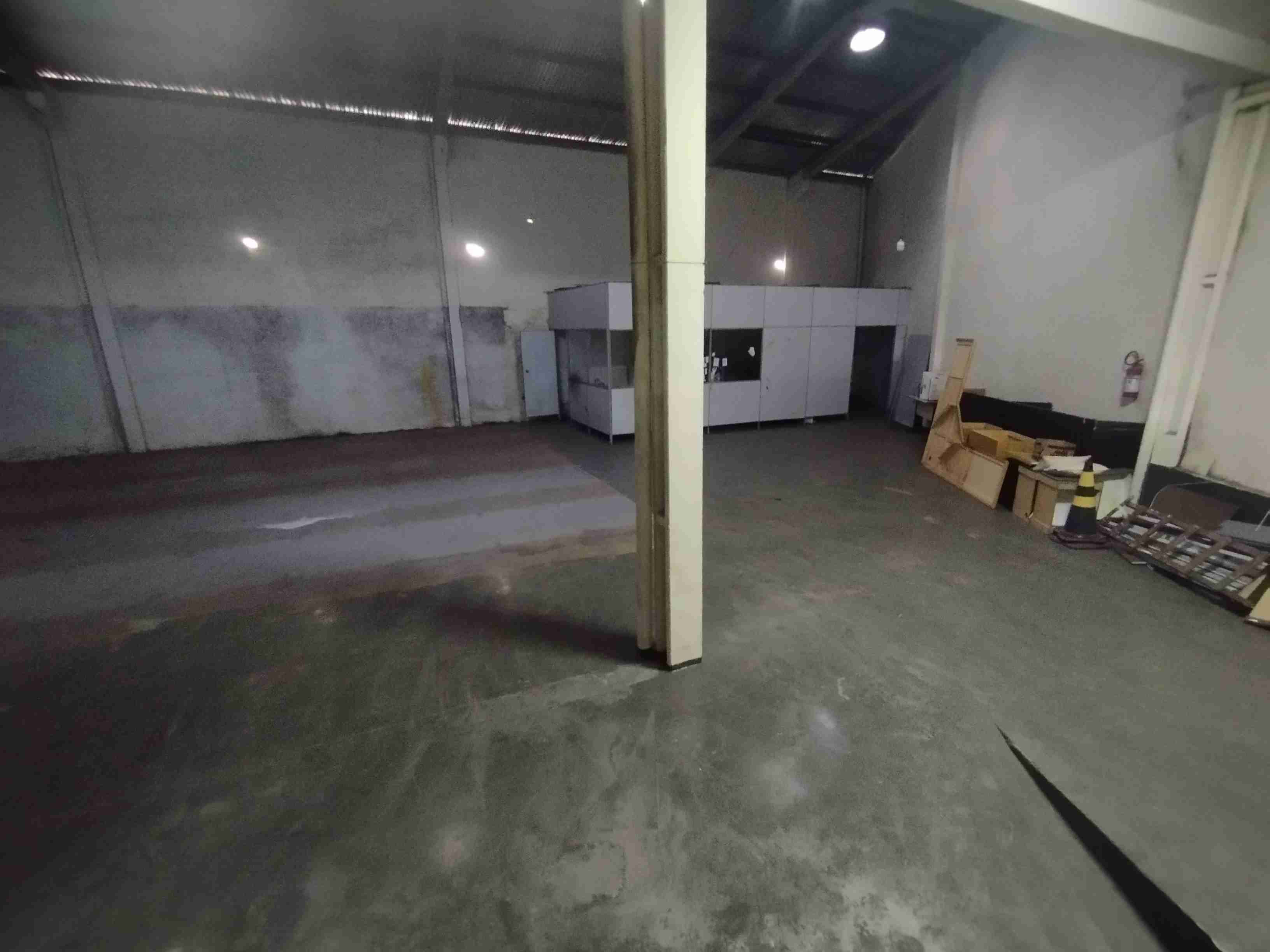 Barracão para locação, Av. Maringá, 358M² úteis, amplo, 5 garagens, Londrina-PR