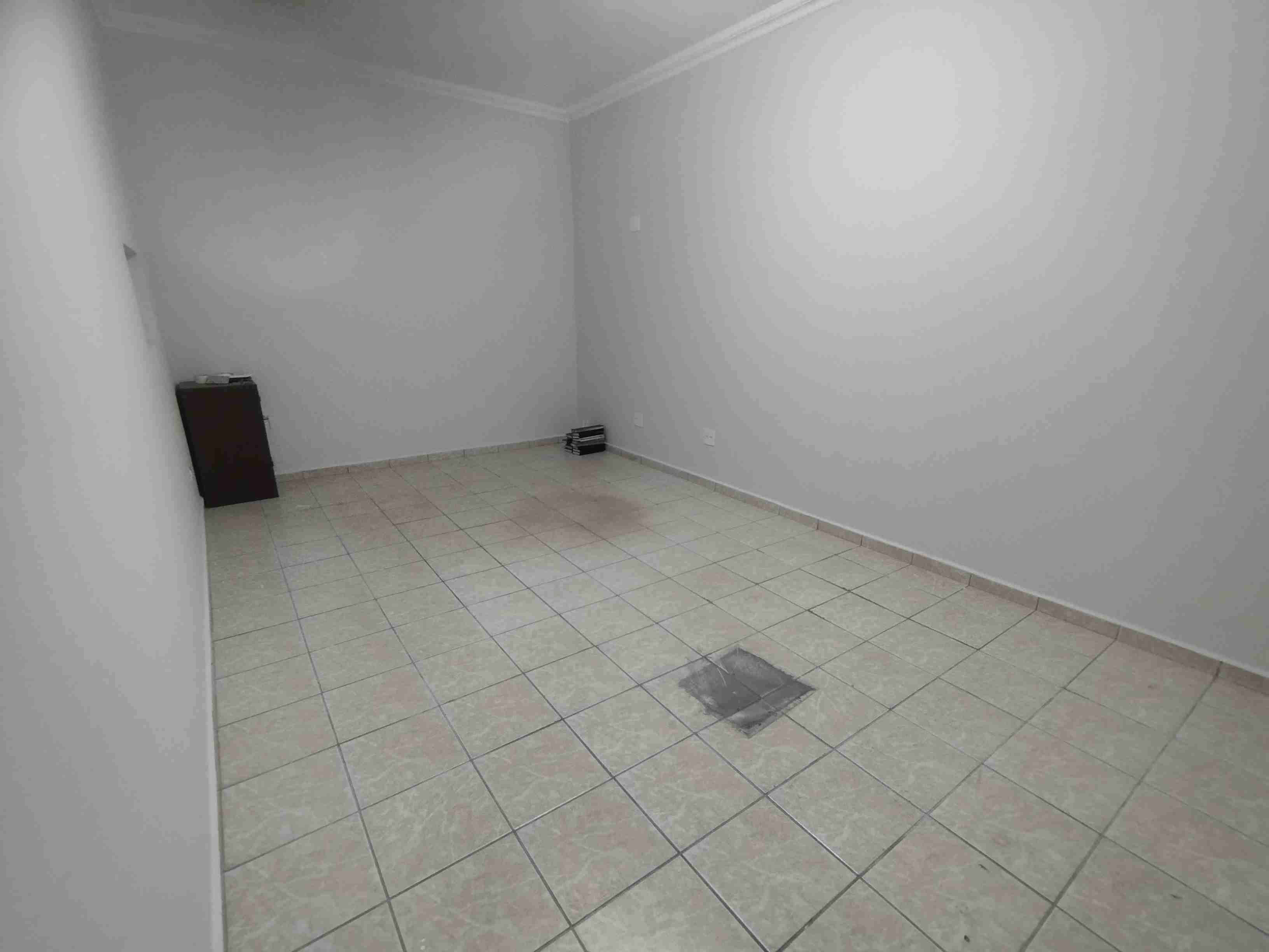 Barracão para locação, Av. Maringá, 358M² úteis, amplo, 5 garagens, Londrina-PR