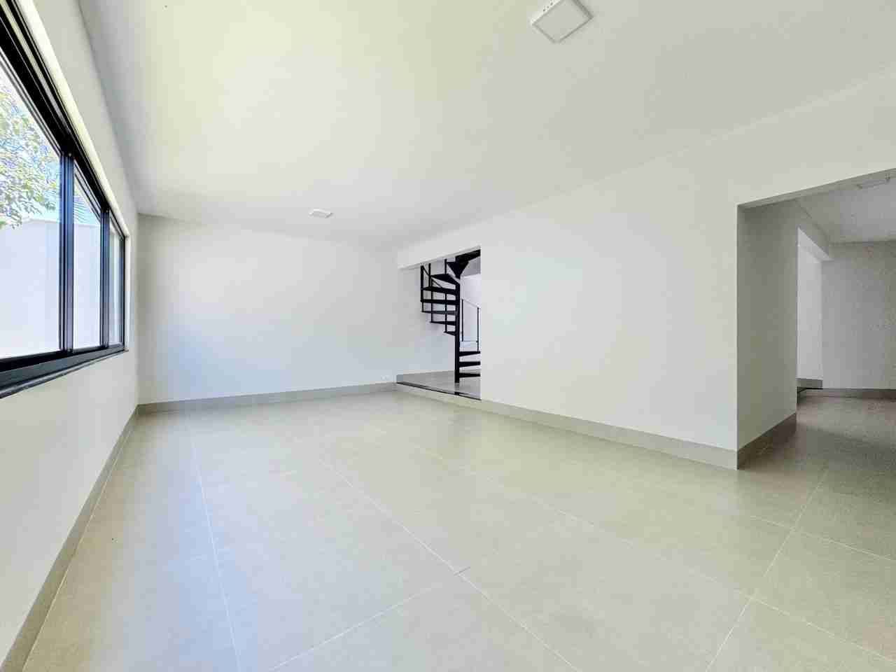 Casa à venda, alto padão, 3 pavimentos, aréa útil de 465M², 6 quartos (sendo 2 suítes e um suíte master) ,Mediterrâneo, Londrina, PR