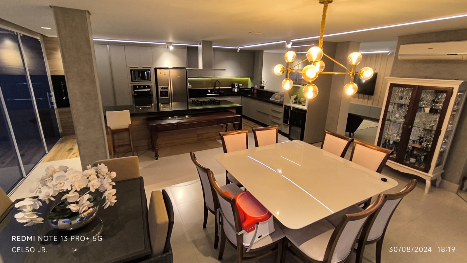Casa à venda no Jardim Quebec, 614m², 3 Quartos sendo 1 suíte, 5 banheiros, 2 lavabos e 4 vagas de garagem, Londrina, PR