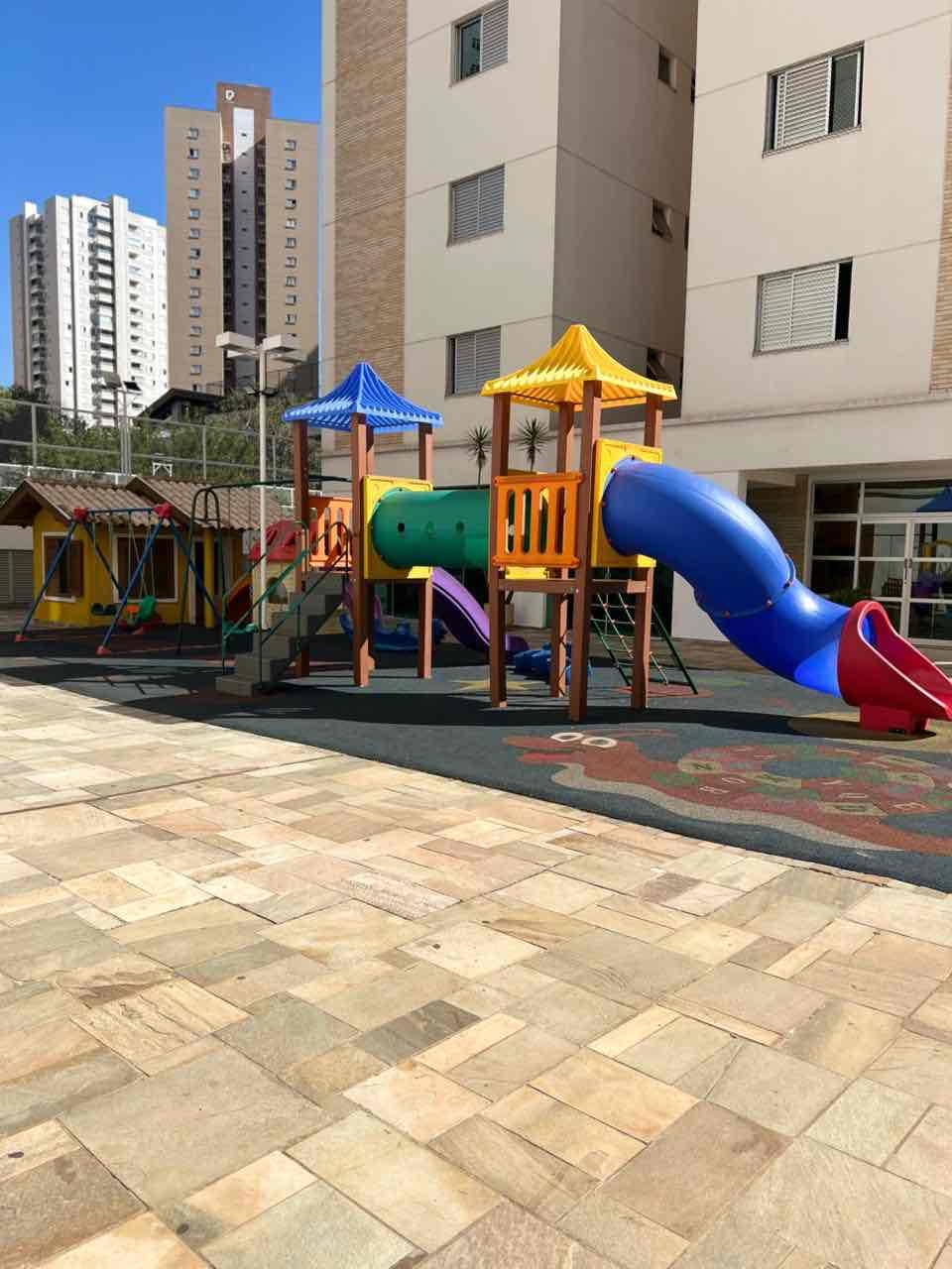 Apartamento  à Venda, Edifício Florais Eco Resort, 75m² úteis, 3 quartos sendo 1 suíte, andar alto, completo armários - Gleba Fazenda Palhano, Lo