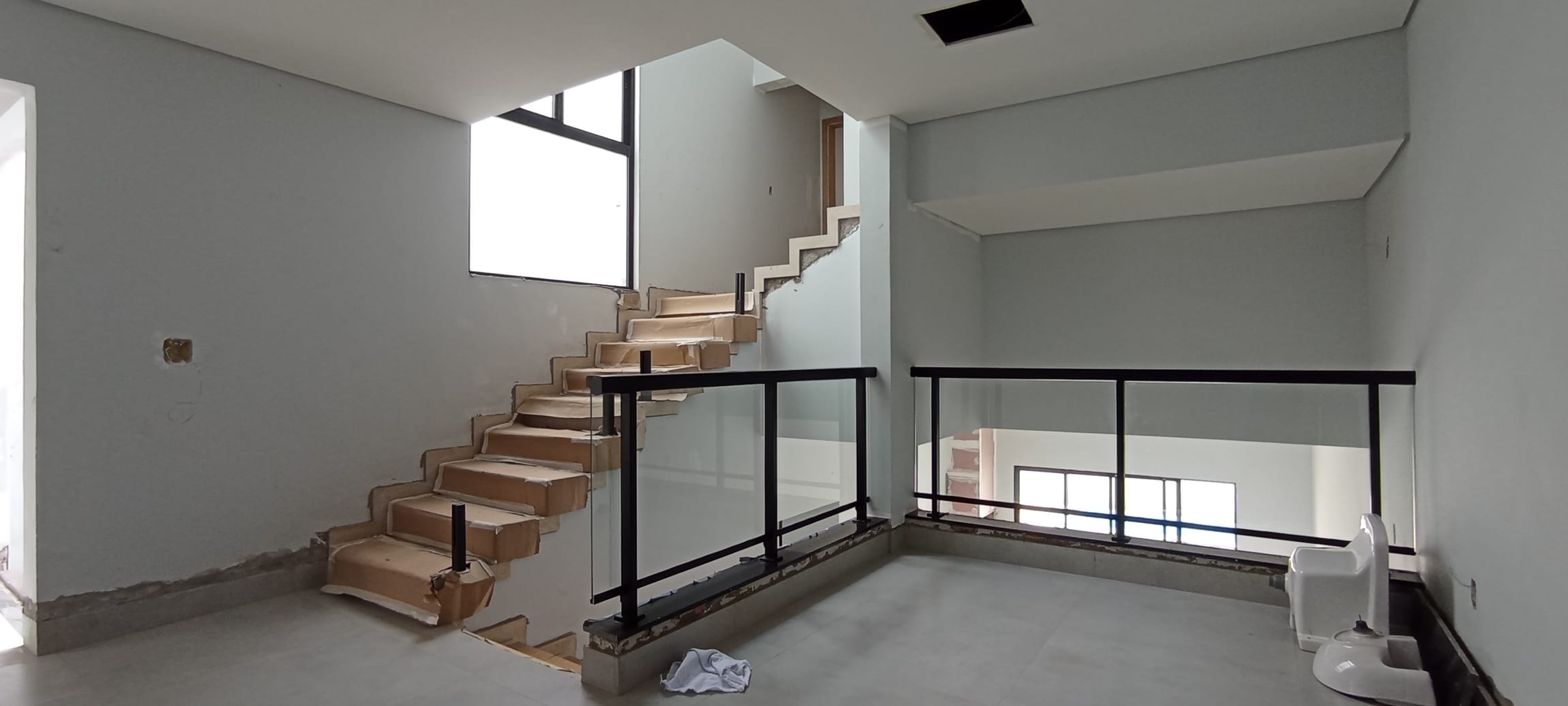 Sobrado à venda - 200m²/ 3 quartos / 3 suítes/ piscina - recém-construída  - próx av Faria Lima - Londrina/PR