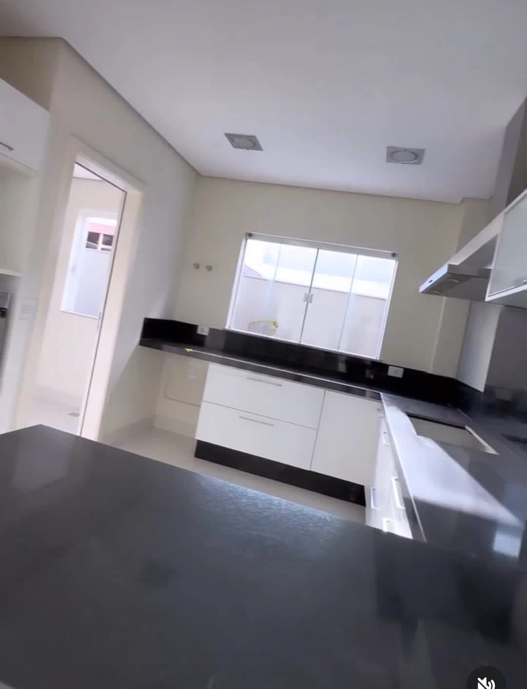 Sobrado à venda, Condomínio Royal Forest, 220m² úteis, 3 suítes, piscina, quintal, 4 vagas - Esperança, Londrina, PR