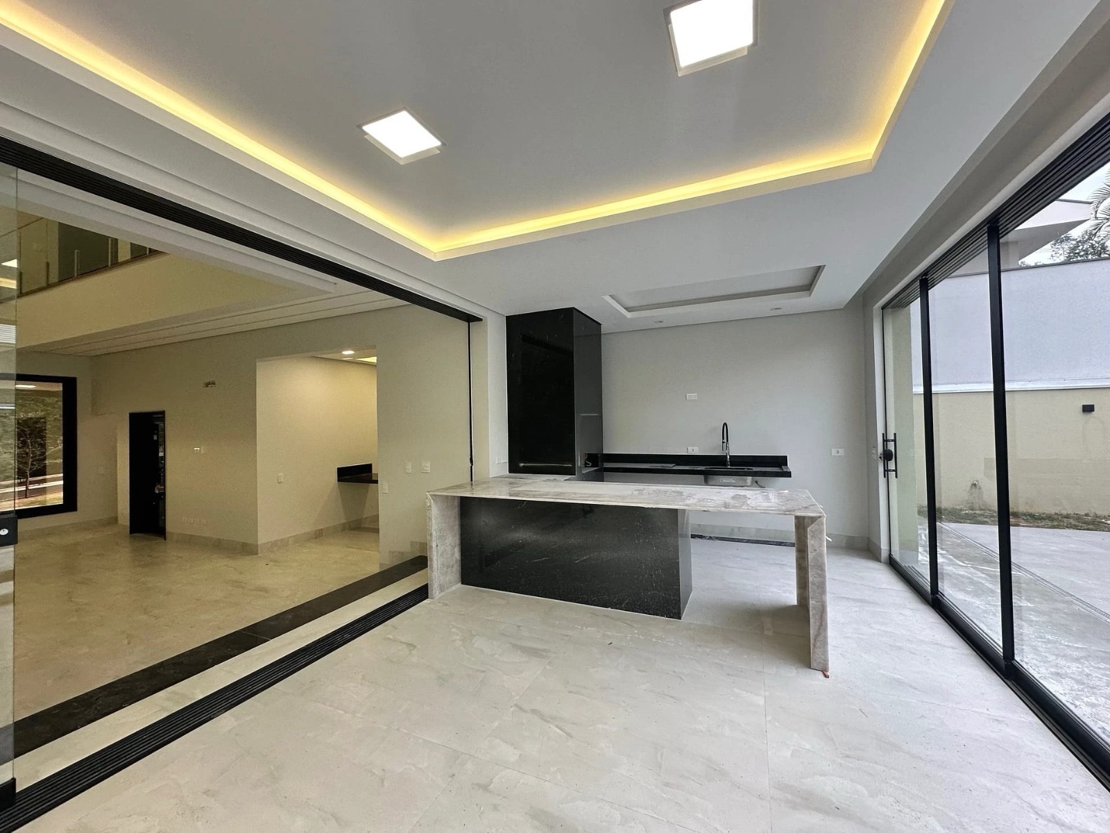 Sobrado à Venda, condomínio Royal Forest, recém construído, 330 m2 úteis, 3 suítes, elevador piscina, Esperança, Londrina, PR