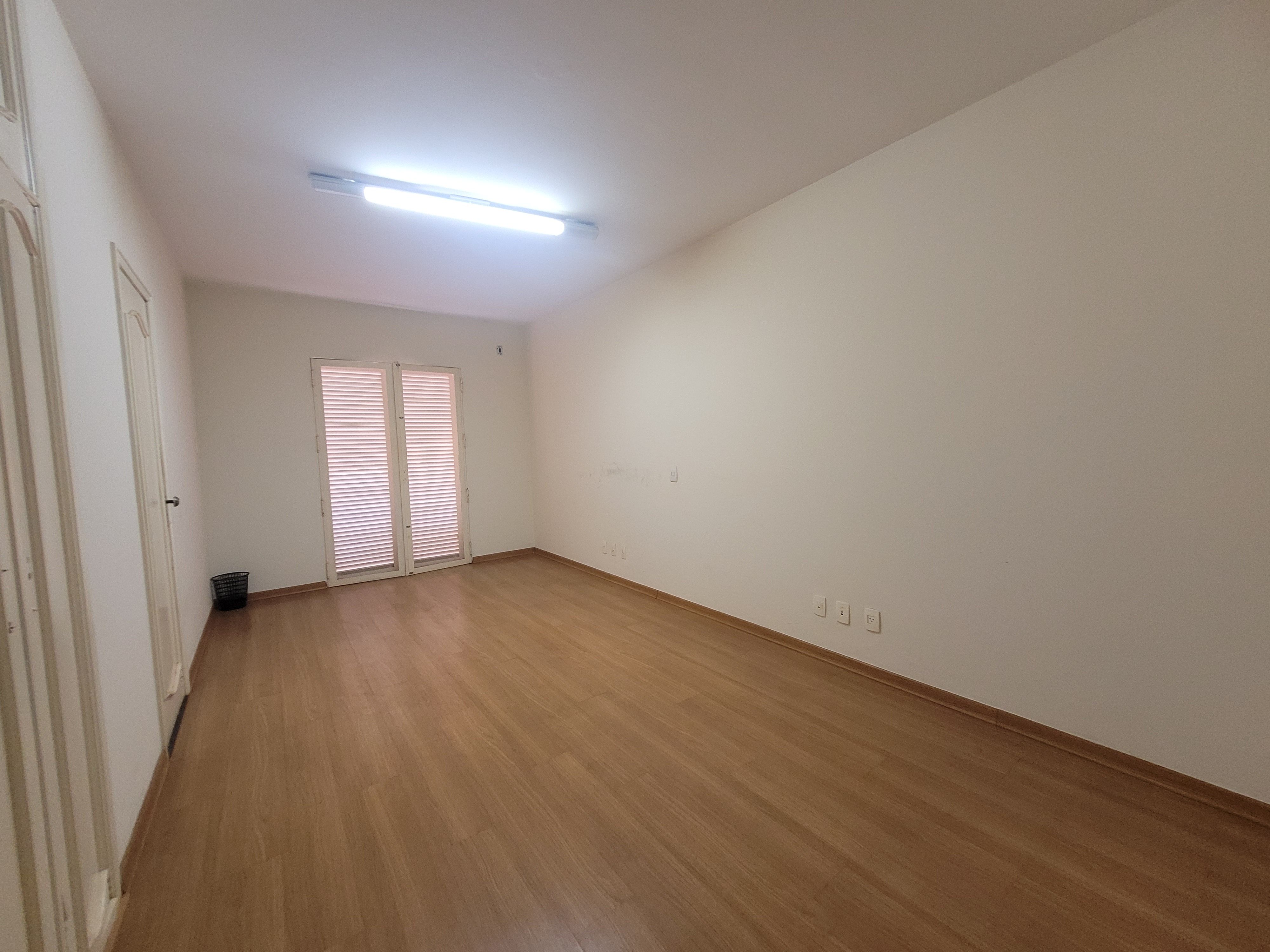 Sobrado à venda, 438m², 5 quartos sendo 3 suítes, 4 banheiros, 4 vagas de garagem no centro de Londrina, PR
