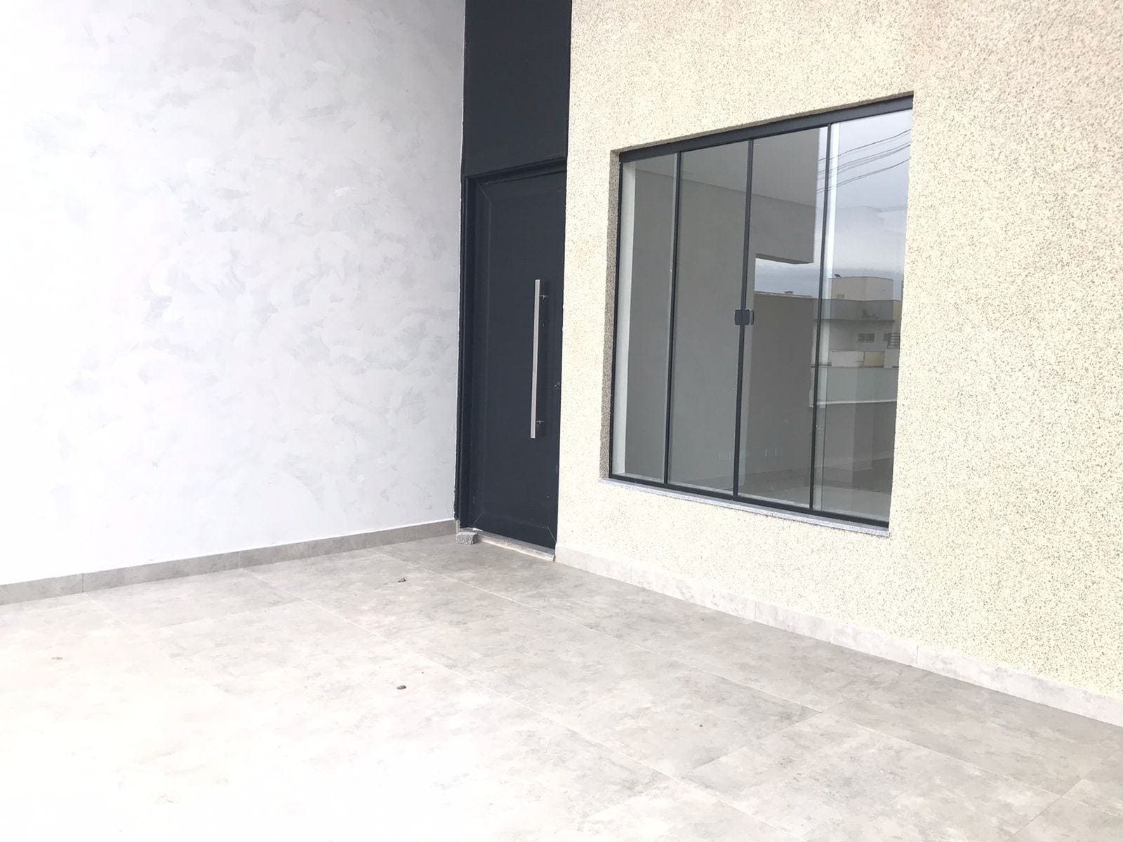 Sobrado à venda, Condomínio Morada das Flores, 137m² úteis, 3 quartos sendo 1 suíte, 2 vagas  - Cambé, PR