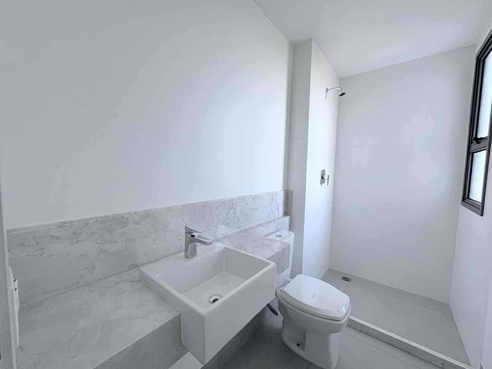 Apartamento novo à Venda, Edifício Lakeside, 232 m² úteis, 3 suítes, 4 vagas, sol da manhã,  elevador privativo, sacada com skinglass- Bela Suiça