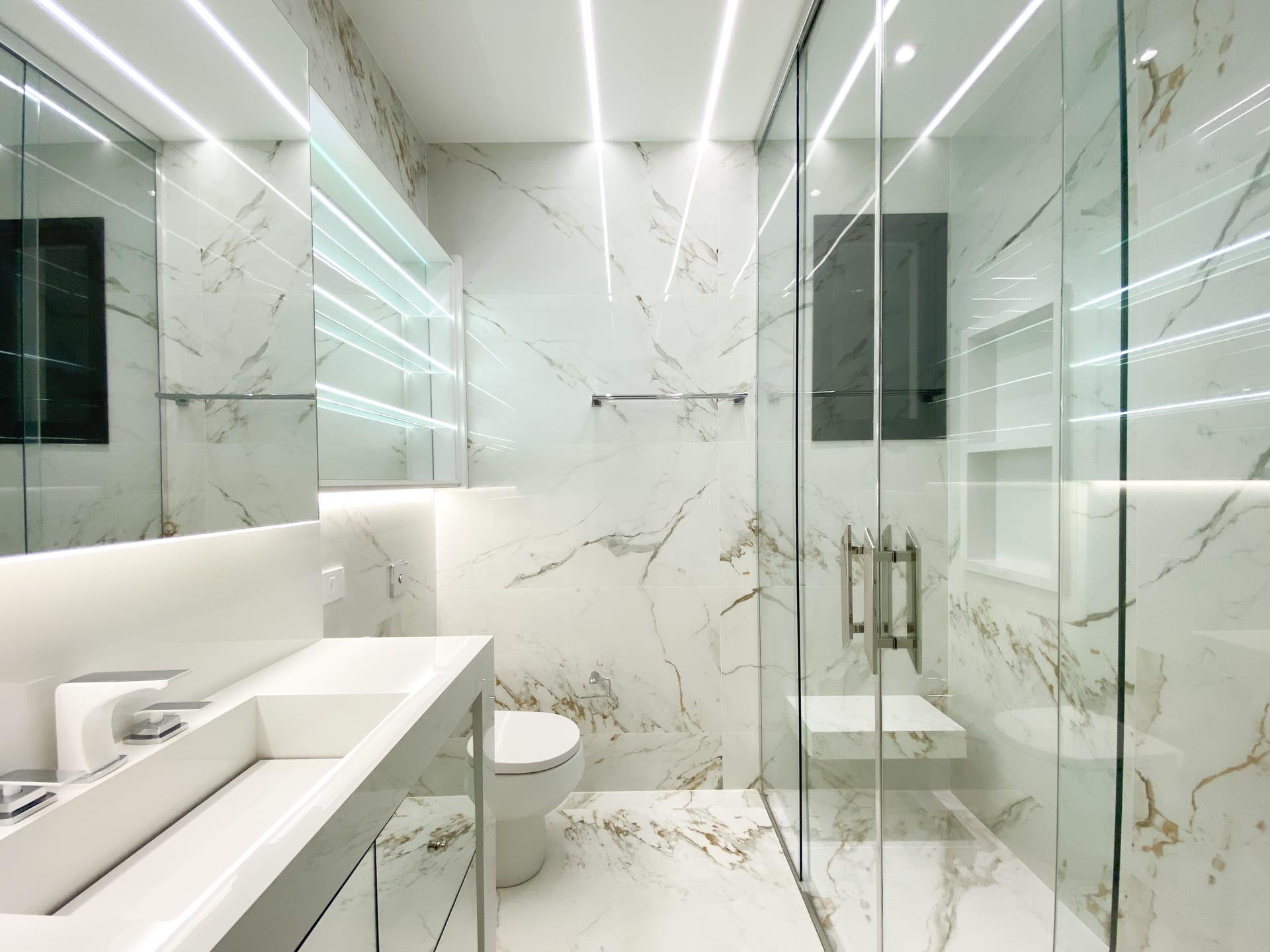 Sobrado à Venda, 302m² úteis,  3 suítes, decorado no Cond.Vivenda Vivendas do Arvoredo, Londrina, PR