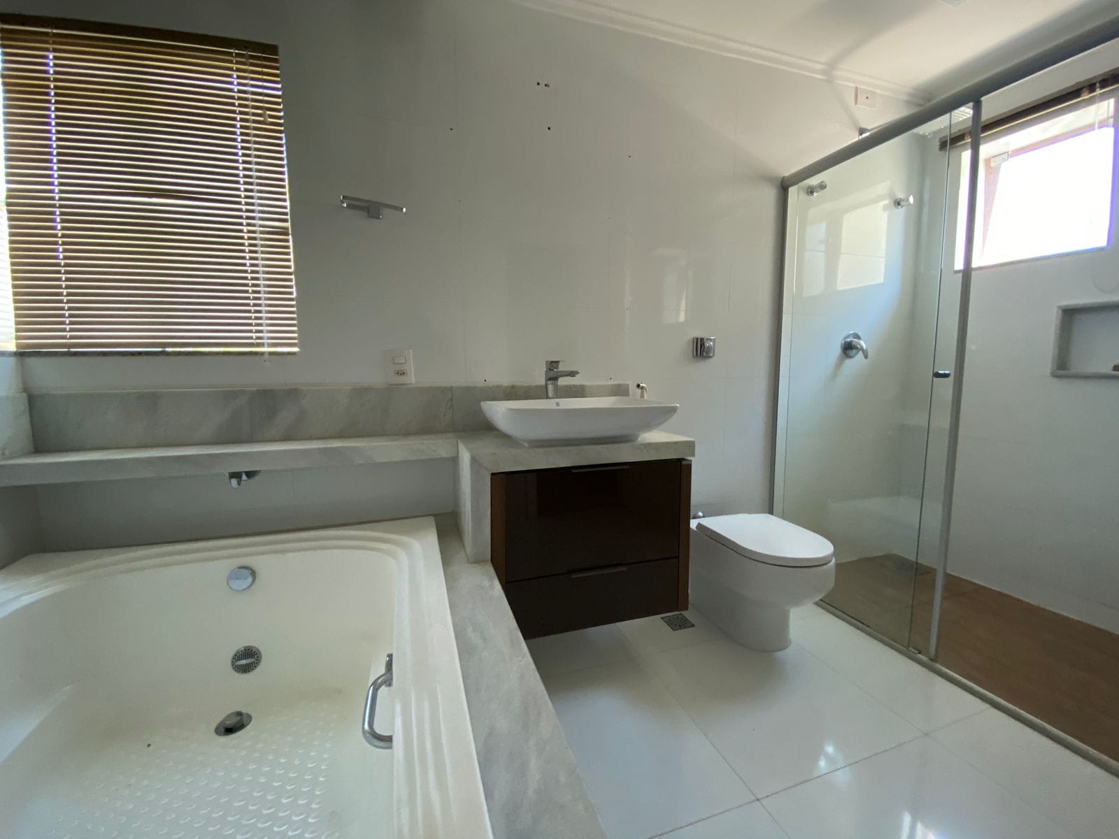 Triplex de luxo 500m² úteis/4 suítes no Cond. Alphaville II, churrasqueira /piscina, ar condicionado, 2 lareiras - Vivendas do Arvoredo - Londrin