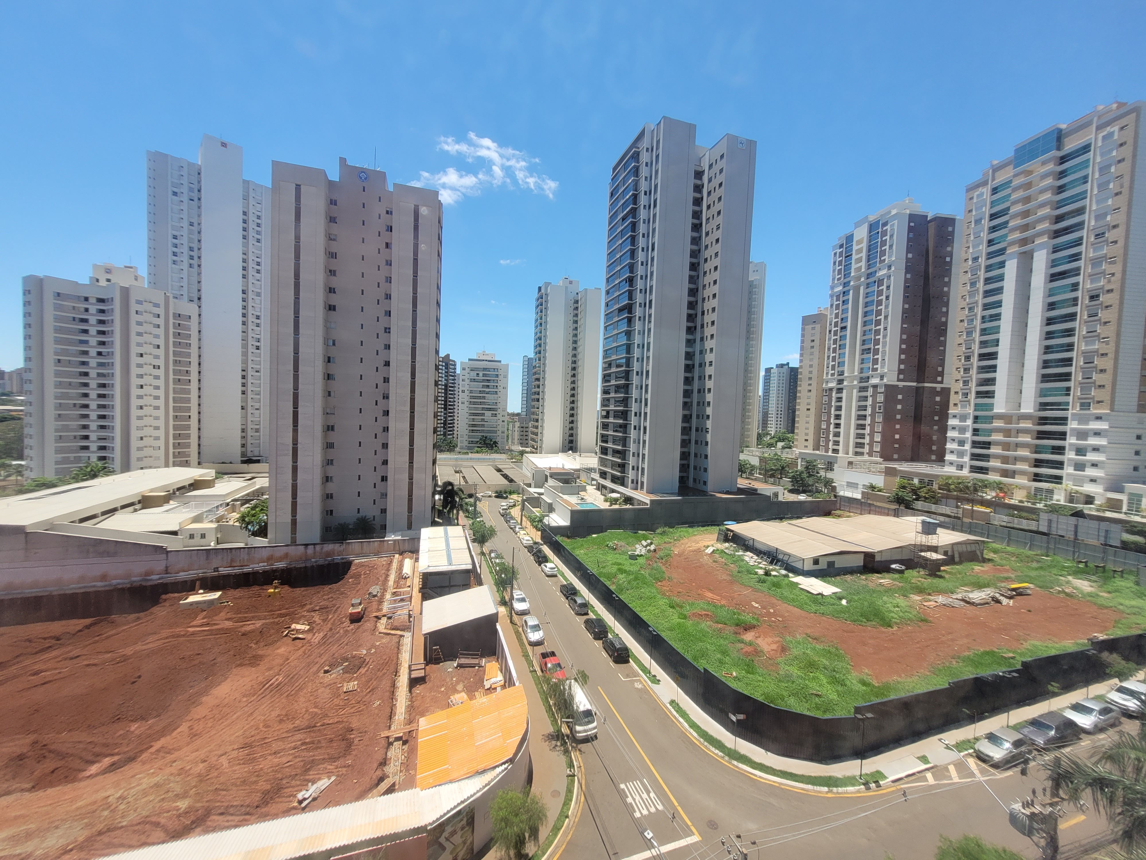 Apartamento  à Venda no edifício  Portal do lago,3 quartos/ 1 suite, andar alto, sol da manha,2 vagas de garagem,Gleba Fazenda Palhano, Londrina,