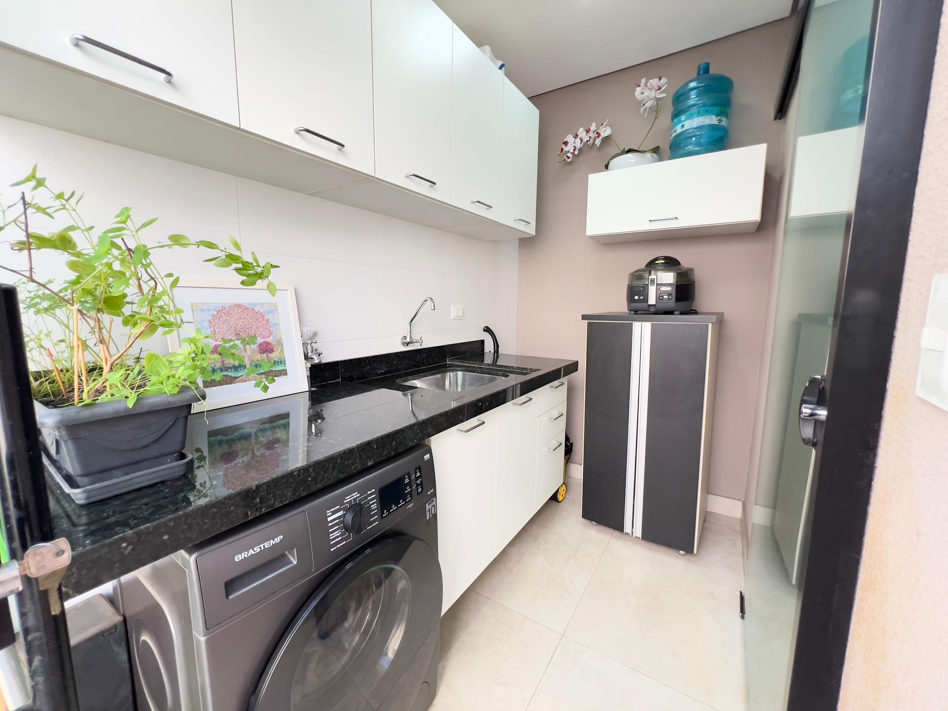 Casa à venda, Bairro Monte Carlo, Pé Direito Alto, 3 quartos sendo 1 Suite, Proximo ao Aeroporto, Londrina PR