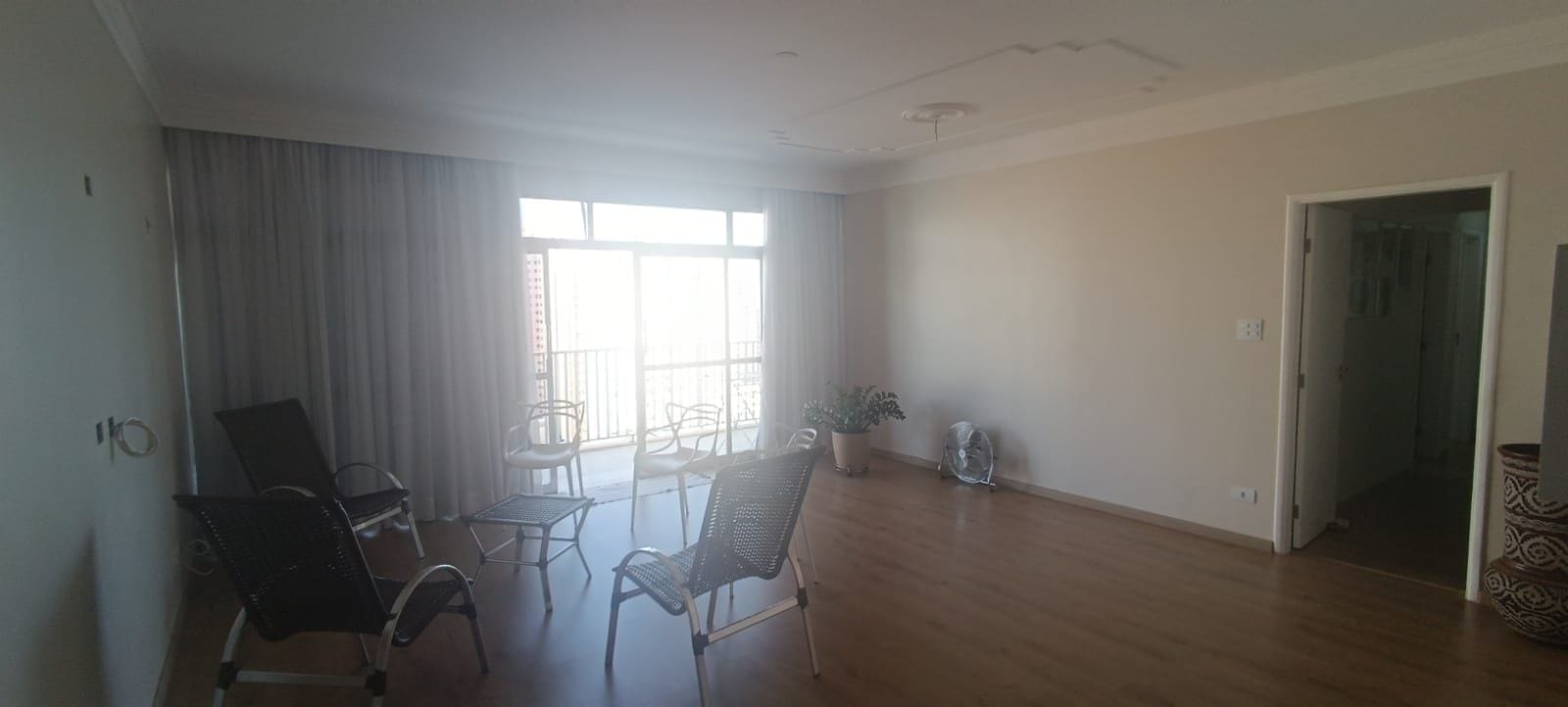 Apartamento  à venda,  Edifício Mona Lisa no calçadão central,177m² uteis, 4 quartos  sendo 2 suítes, recém reformado, andar alto, Centro, Londri