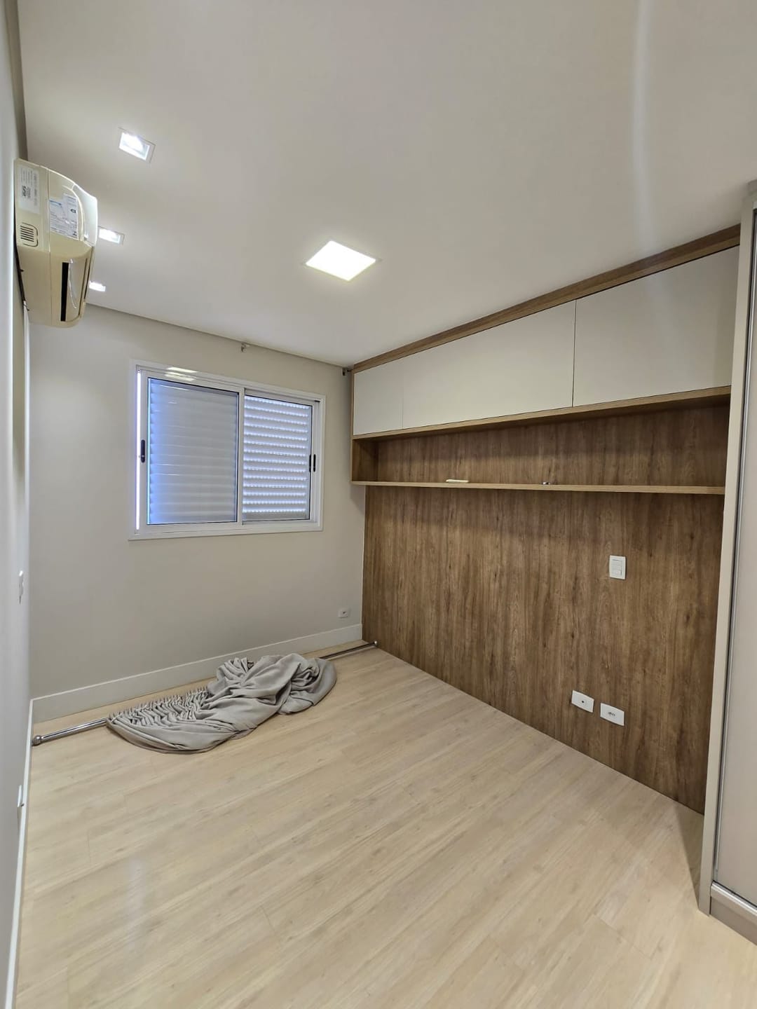 Apartamento à venda, Edifício Uptown Residence, 75m² úteis, 2 quartos (1 suíte), varanda com churrasqueira, 2 vagas paralelas - Gleba Palhano, Lo