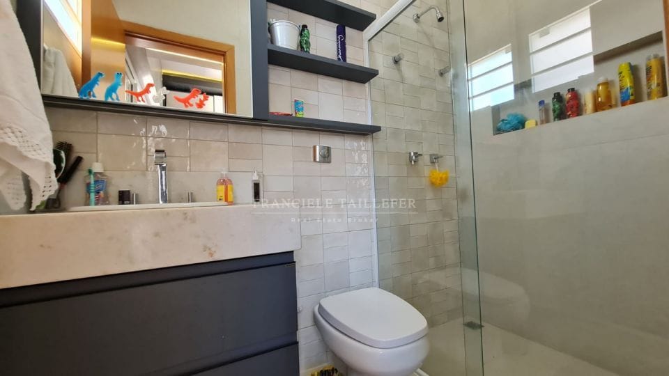 Casa térrea 295m²úteis/4 quartos (sendo 3 suítes) com piscina -Condomínio Acácia Imperial - Londrina Pr