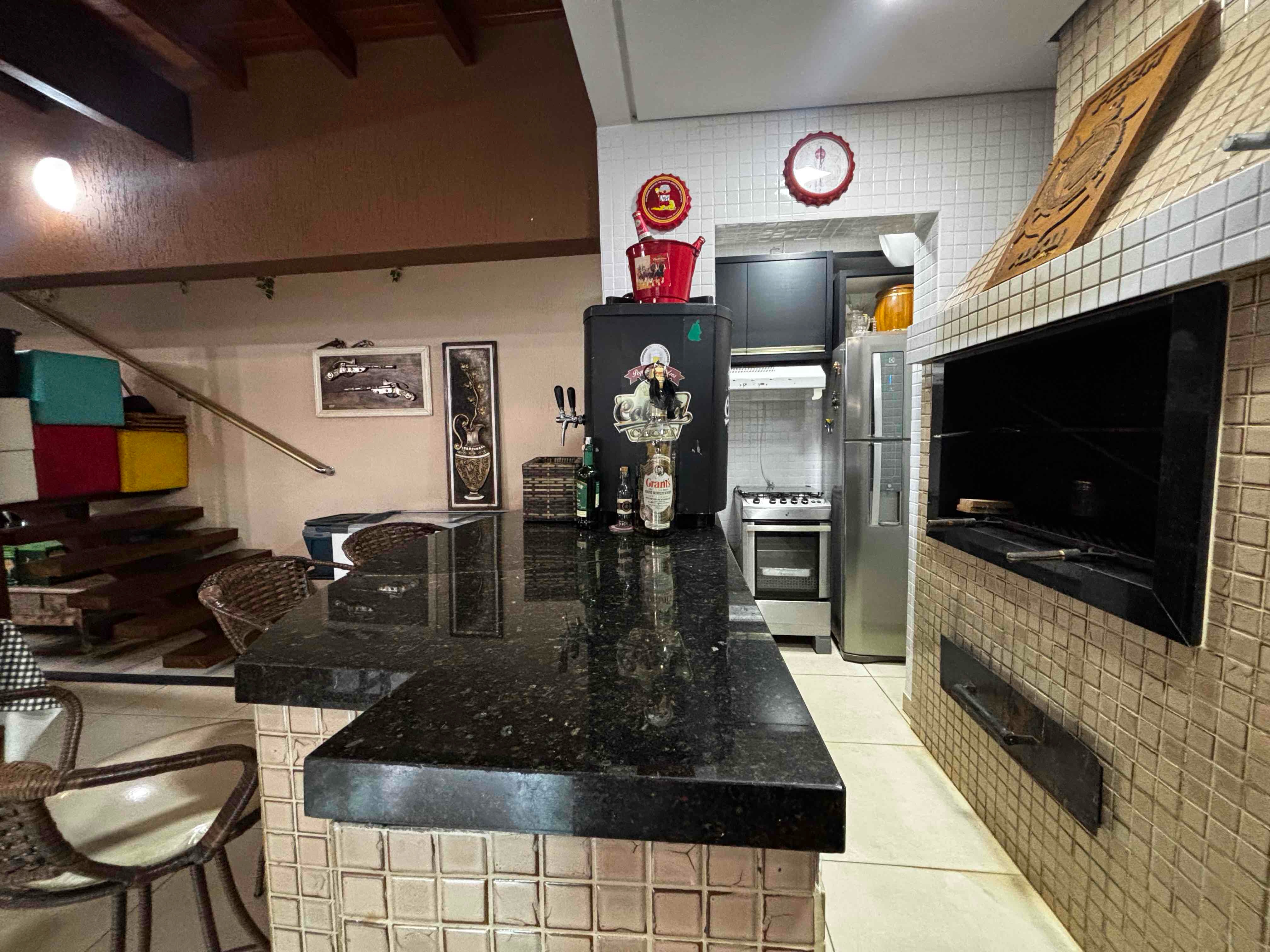 Sobrado à venda, no bairro Caravelle, Proximo ao centro e Aeroporto, 295m² úteis,  5 quartos sendo 1 suíte, piscina, churrasqueira - Londrina, PR