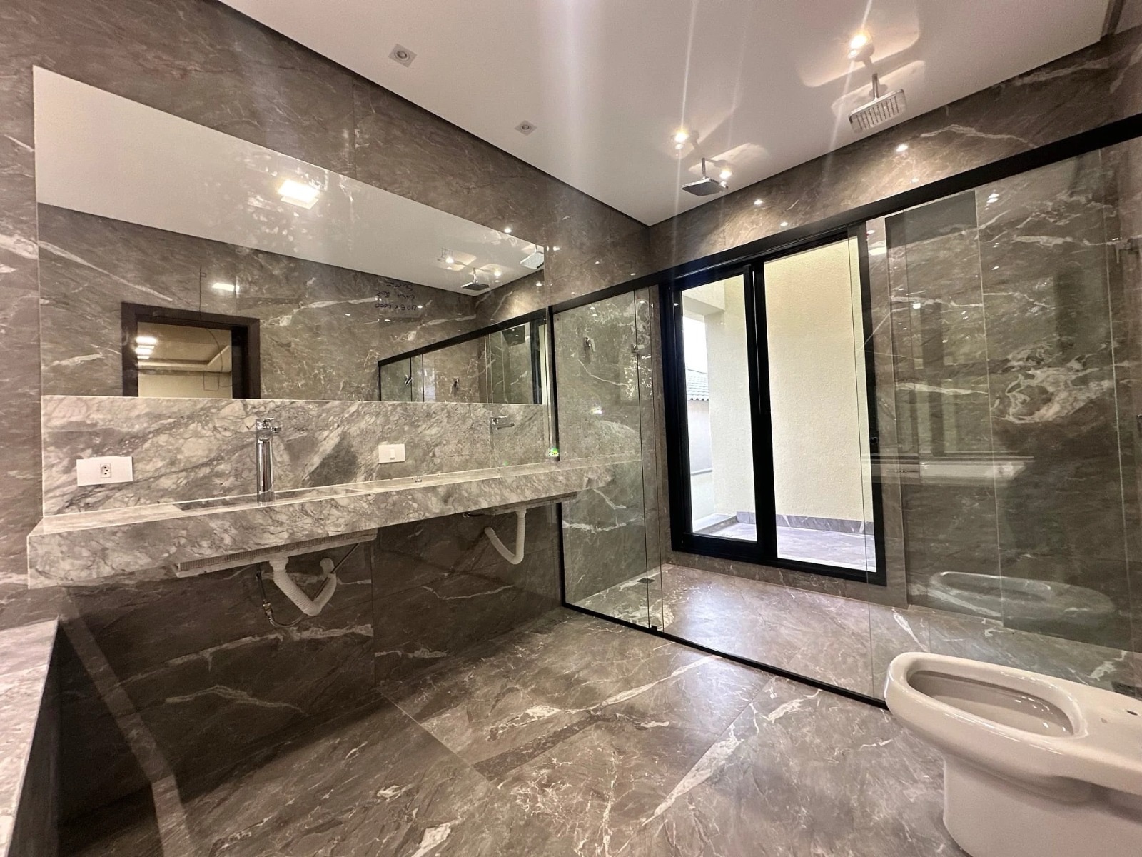 Sobrado à Venda, condomínio Royal Forest, recém construído, 330 m2 úteis, 3 suítes, elevador piscina, Esperança, Londrina, PR
