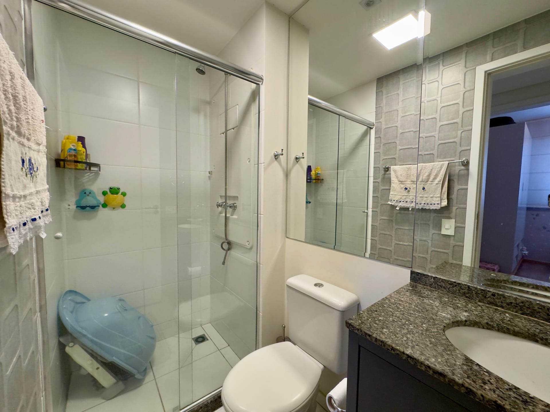 Apartamento à venda, Edifício Solar Mirador, 75m² úteis, 3 quartos (1 suíte), andar alto, sacada com churrasqueira - Aurora, Londrina, PR