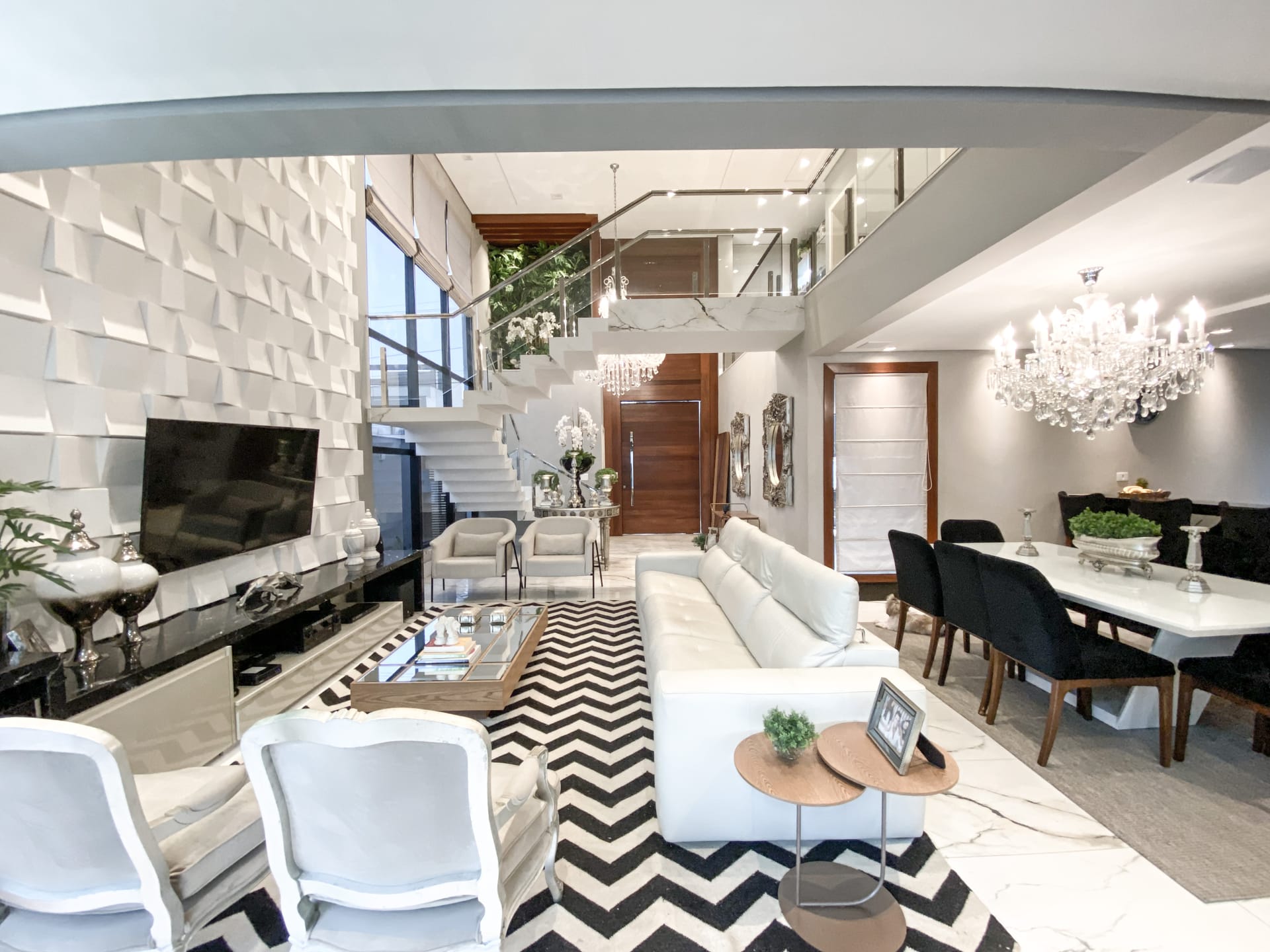 Casa venda e locação no Cond. Alphaville II, 300m² úteis, mobiliada, decorada com 4 quartos sendo 2 suítes e 2 demi-suites, piscina, hidromassage