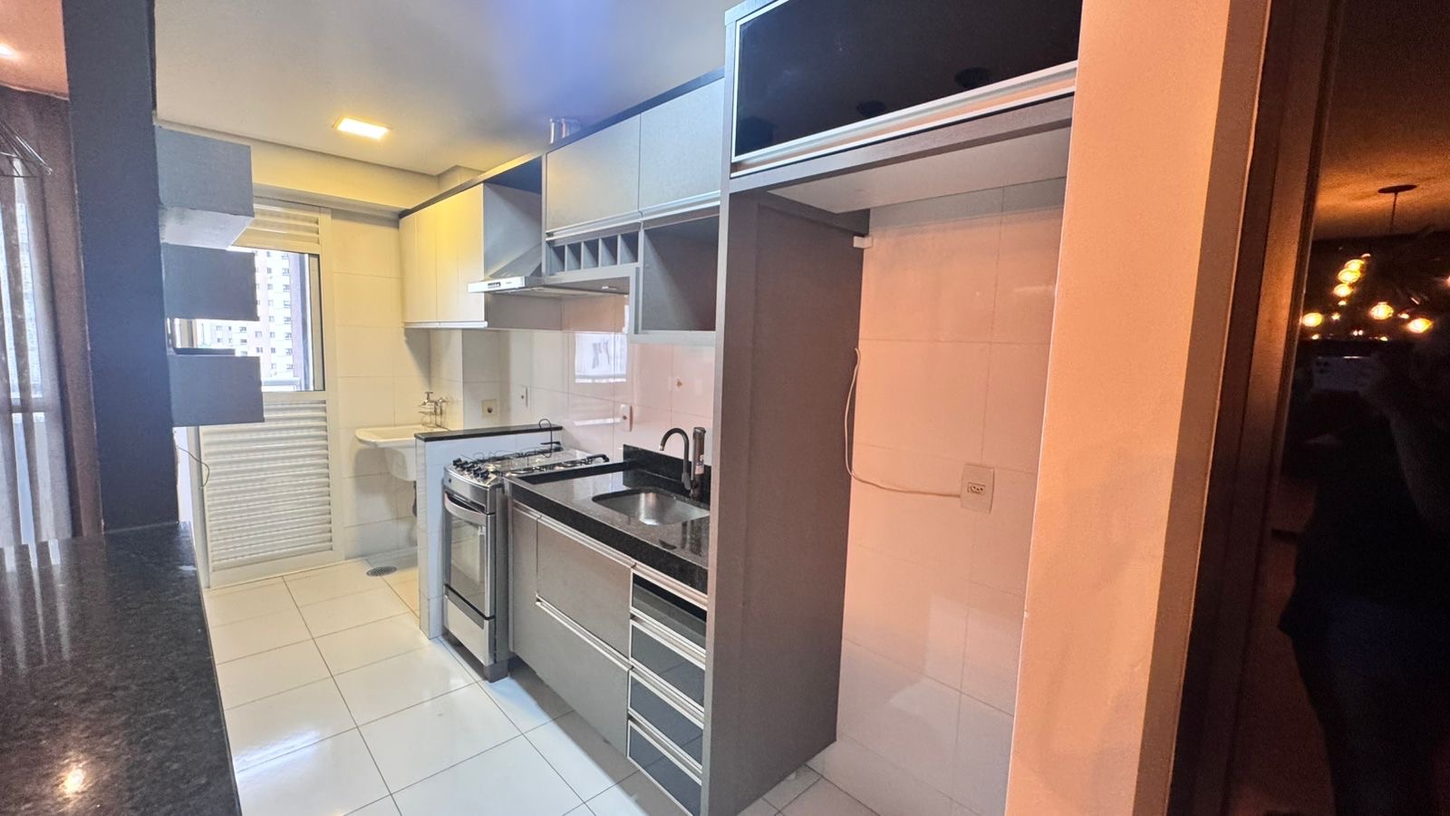 Apartamento para venda, Edifício Liberty Towers,  77m² úteis, 2 quartos sendo 1 suíte, andar alto, com planejados -  Santa Rosa, Londrina, PR