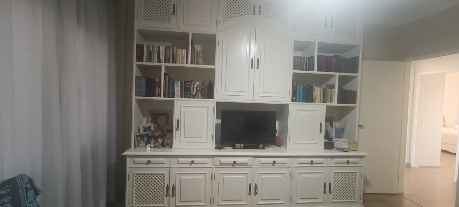 Apartamento  à venda,  Edifício Mona Lisa no calçadão central,177m² uteis, 4 quartos  sendo 2 suítes, recém reformado, andar alto, Centro, Londri