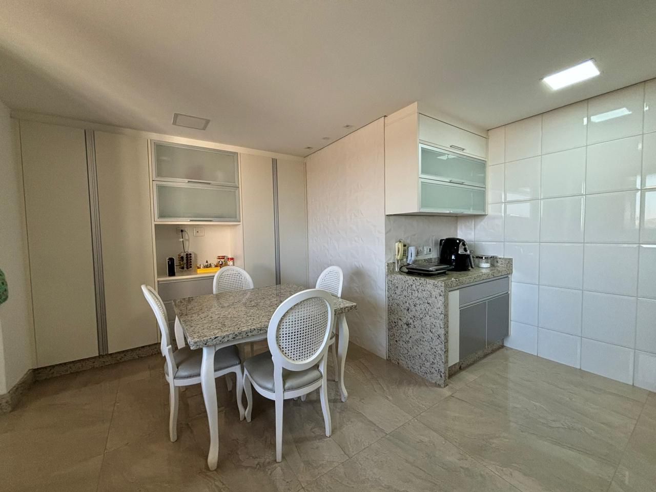 Apartamento à venda - 240m² úteis, 4 quartos sendo 2 suítes/ andar alto / 4 vagas de garagem /  PALAZZO VERONESI - Londrina/PR