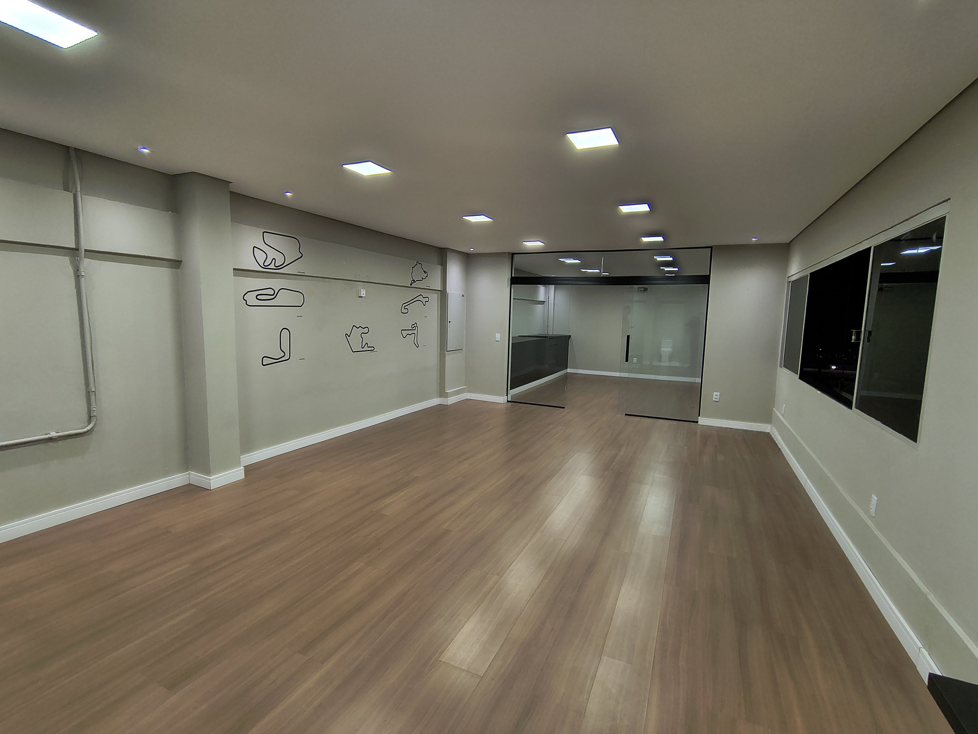 Barracão para locação, 997M² úteis, subsolo e mezanino, 28 garagens, 4 banheiros, Av.JK, Londrina-PR