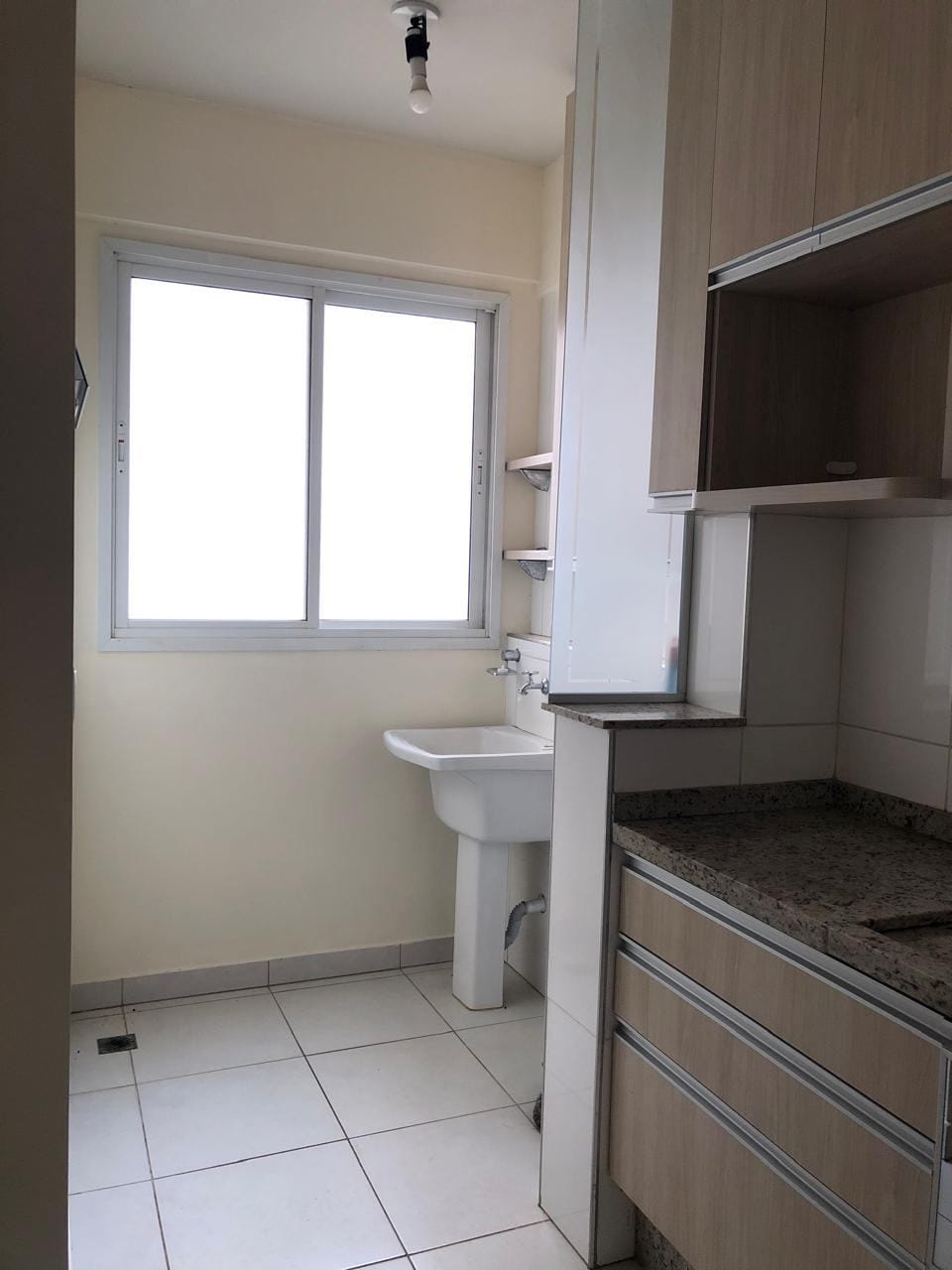 Apartamento à venda, Edifício Mirante do Lago, 76m² úteis, 3 quartos sendo 1 suíte, sacada com churrasqueira - Gleba Fazenda Palhano, Londrina, P