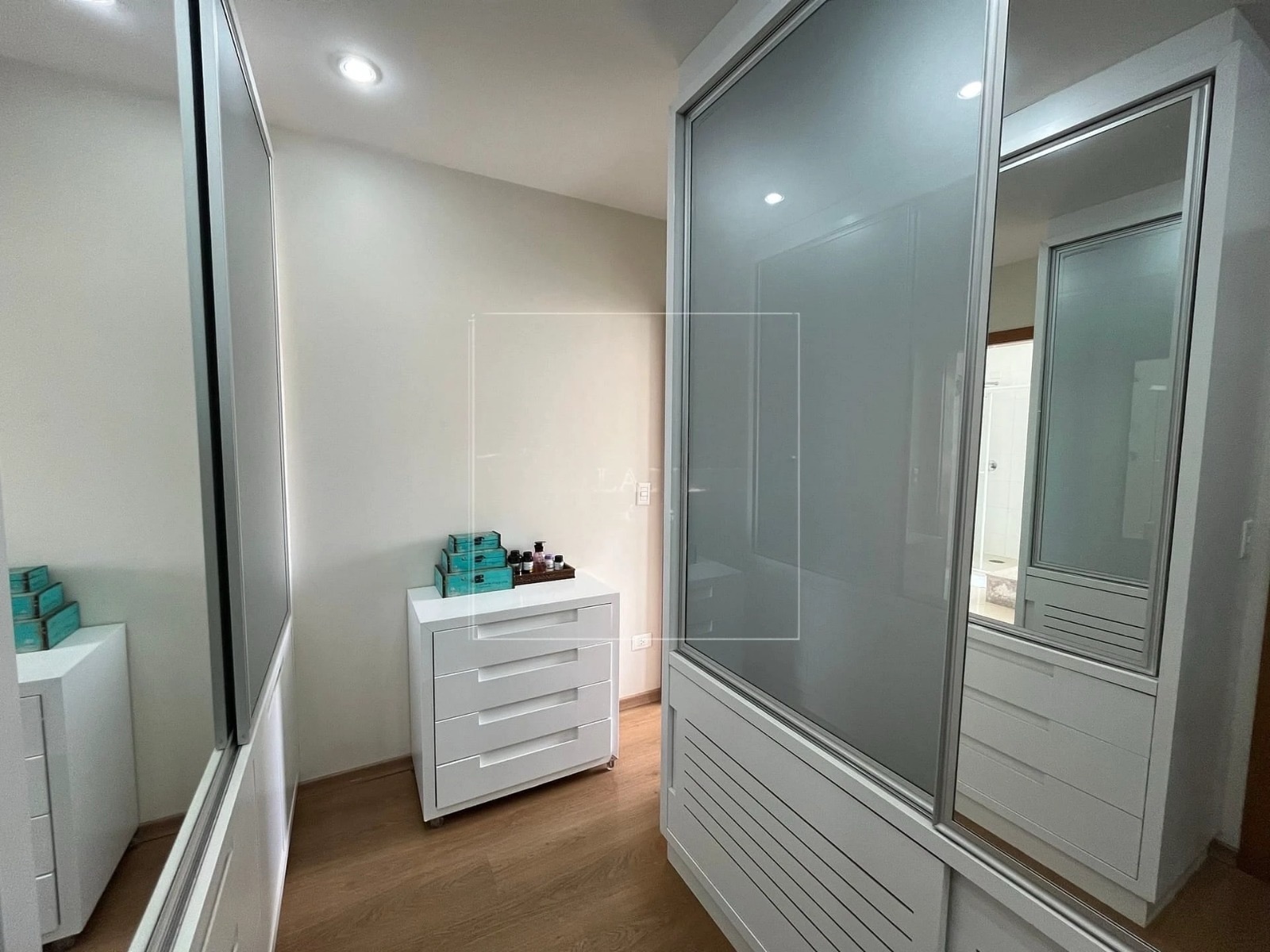 Casa à venda, Alphaville Imbuias, 400m² úteis, 4 quartos sendo 3 suítes, mobiliada -  Vivendas do Arvoredo, Londrina, PR