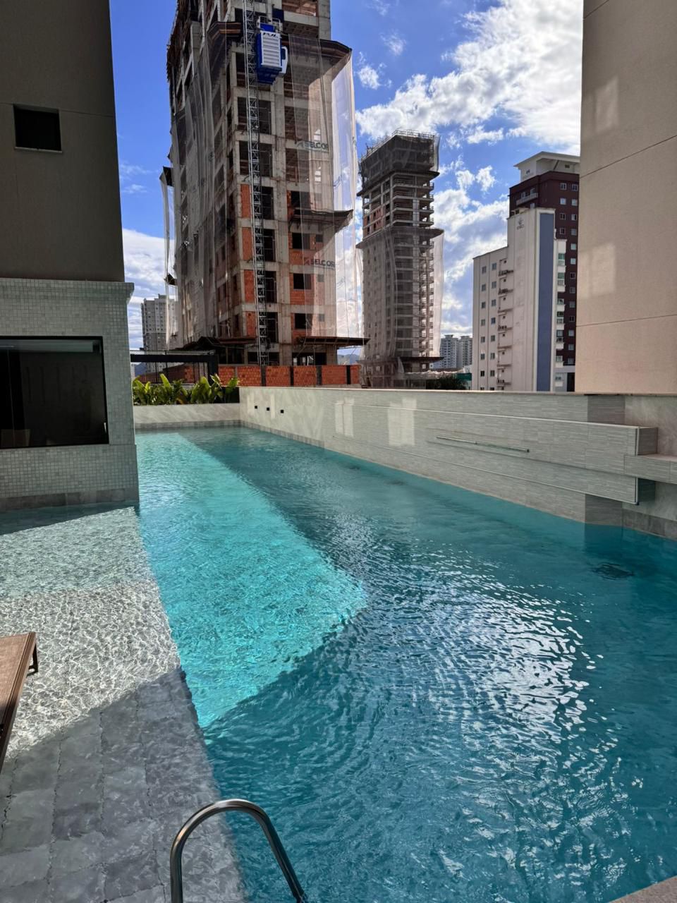 Apartamento novo à venda, 400m² da praia, Edifício Fiori Del Mare Residenziale, 3 suítes, 2 vagas de garagem, Itapema/SC.