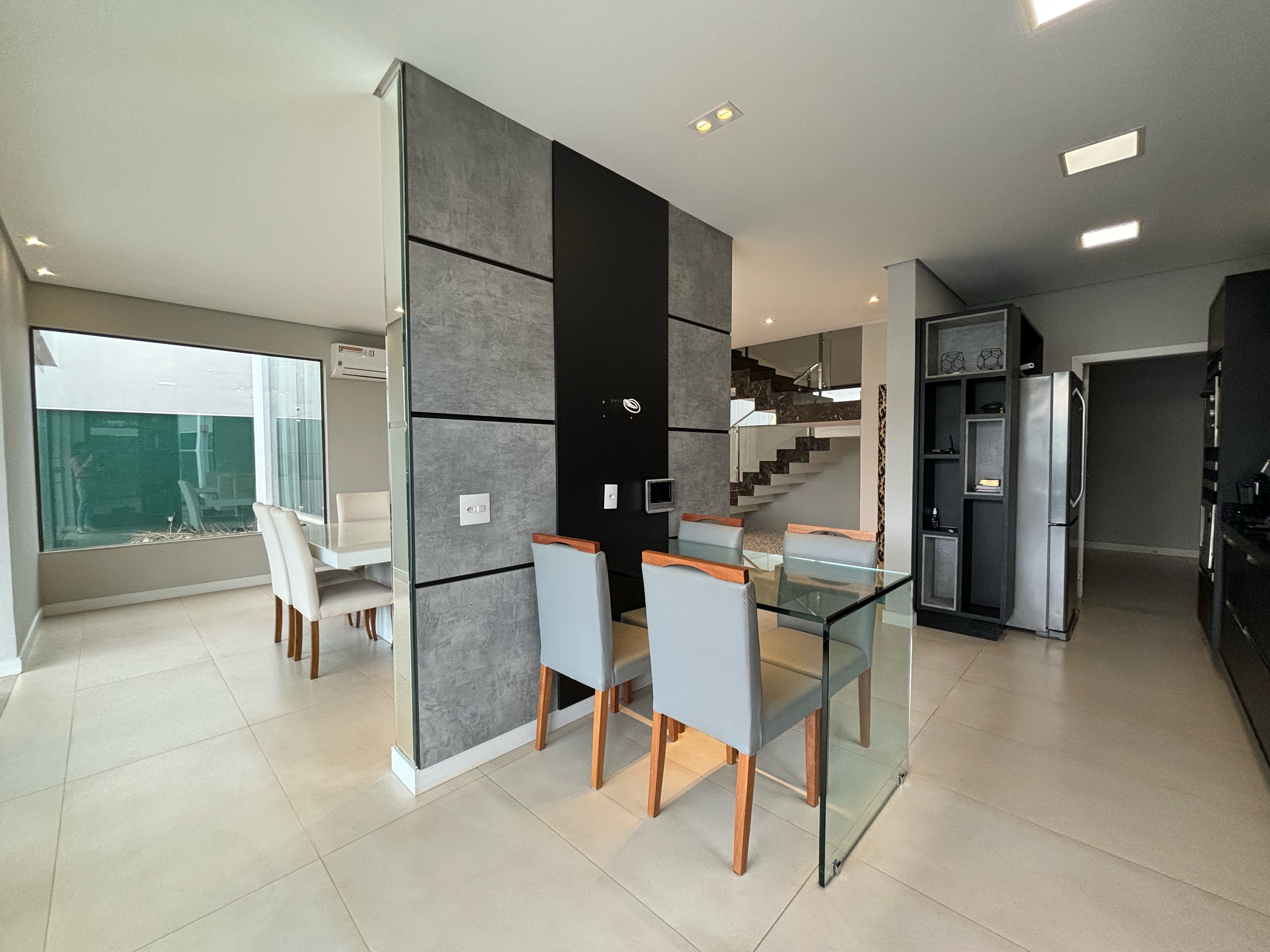 Sobrado à venda e locação,  500m², 4 quartos (sendo 2 suítes), 6 banheiros, 4 vagas de garagem, Mediterrâneo - Londrina, PR