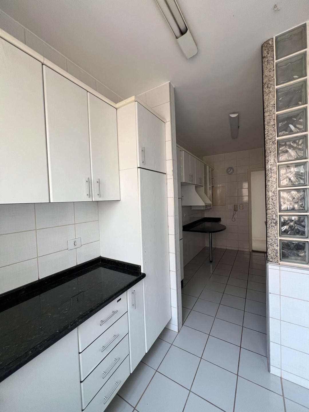 Apartamento à venda, Edifício Porto Belo, 83m² úteis, 3 quartos (1 suíte), sol da manhã, andar alto - San Remo, Londrina, PR