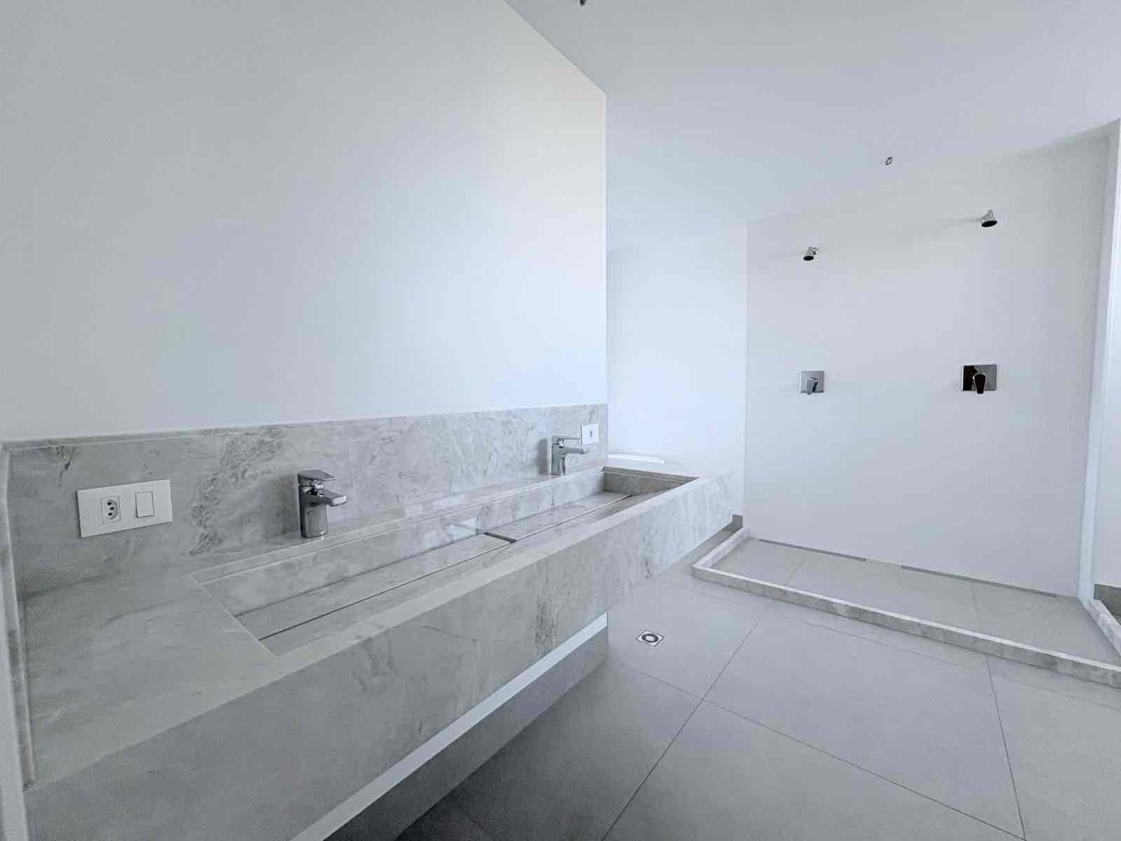 Apartamento novo à Venda, Edifício Lakeside, 232 m² úteis, 3 suítes, 4 vagas, sol da manhã,  elevador privativo, sacada com skinglass- Bela Suiça