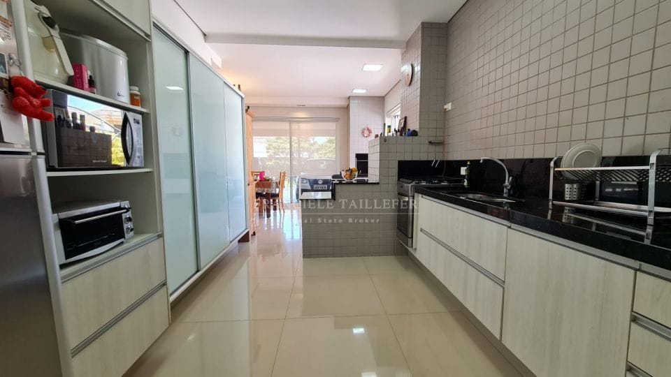Casa térrea 295m²úteis/4 quartos (sendo 3 suítes) com piscina -Condomínio Acácia Imperial - Londrina Pr