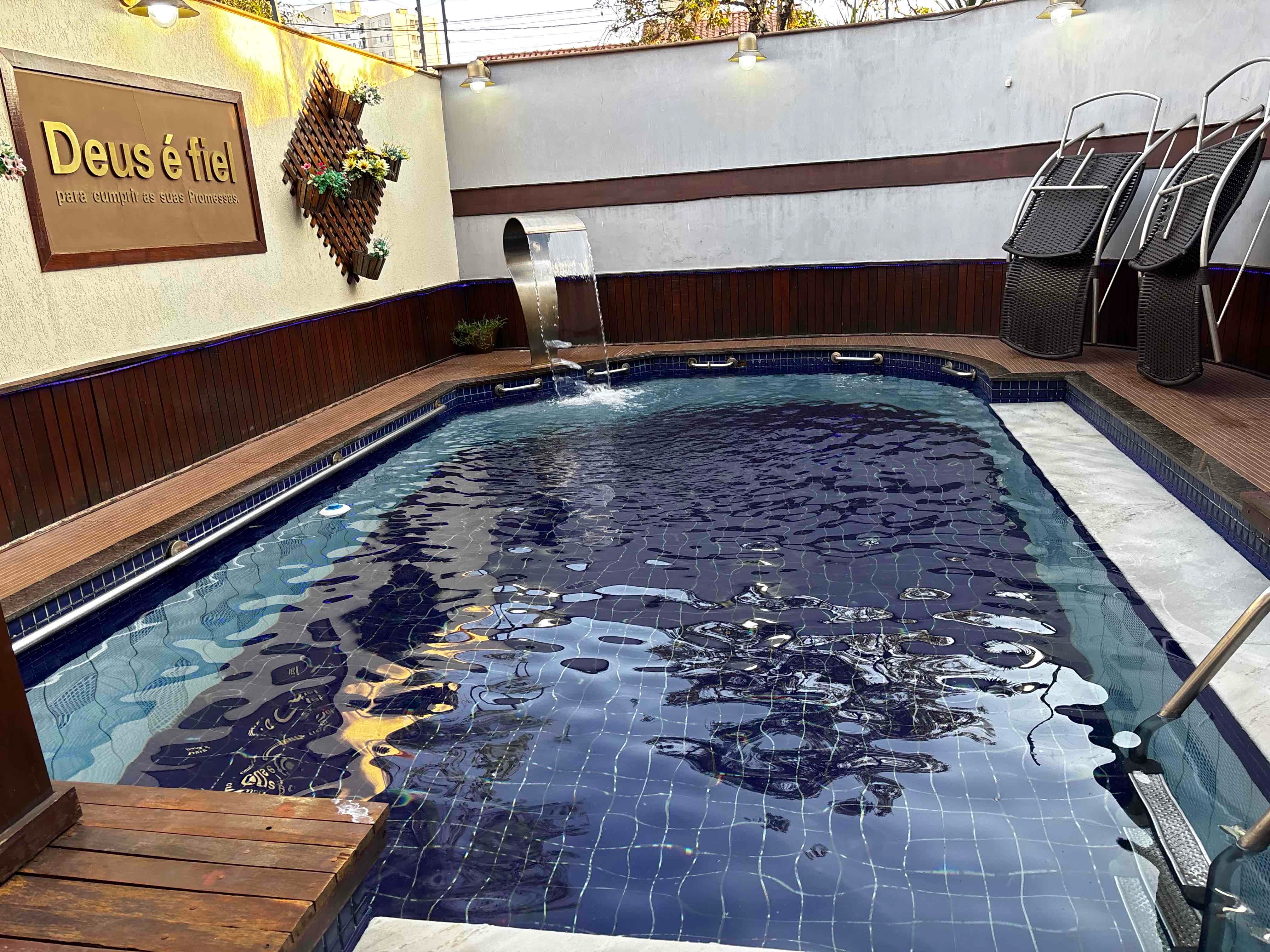Sobrado à venda, no bairro Caravelle, Proximo ao centro e Aeroporto, 295m² úteis,  5 quartos sendo 1 suíte, piscina, churrasqueira - Londrina, PR