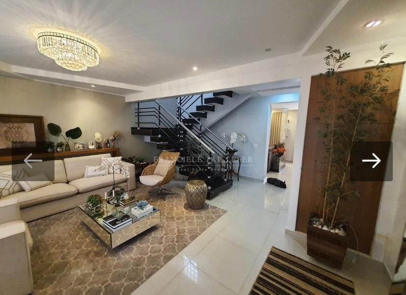Sobrado a venda, Cond. Village Pinheiro, 246 m² úteis, 3 quartos sendo 1 suite master, 4 vagas- Portal de Versalles II- Londrina Pr
