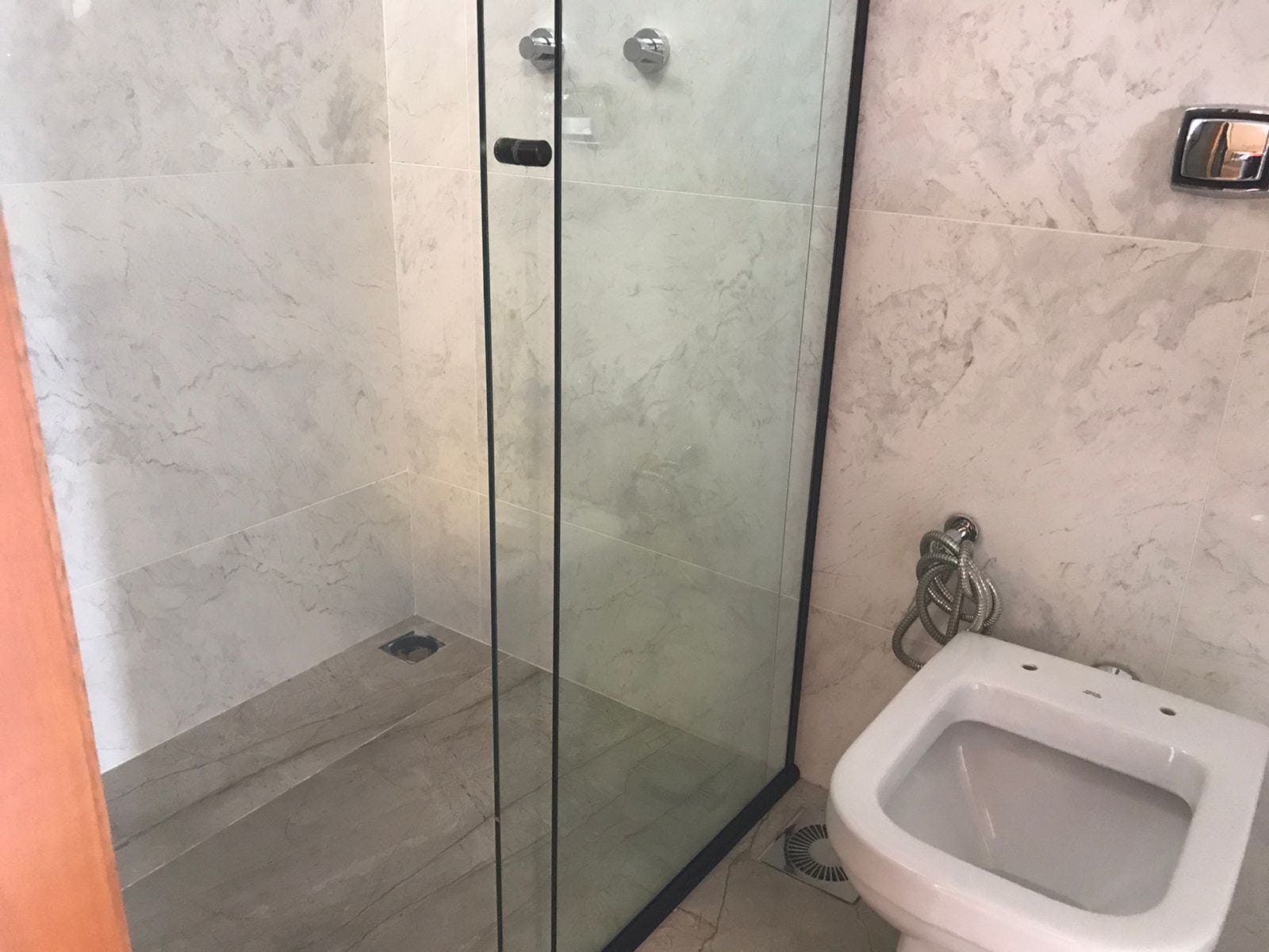 Sobrado à venda, Condomínio Morada das Flores, 137m² úteis, 3 quartos sendo 1 suíte, 2 vagas  - Cambé, PR