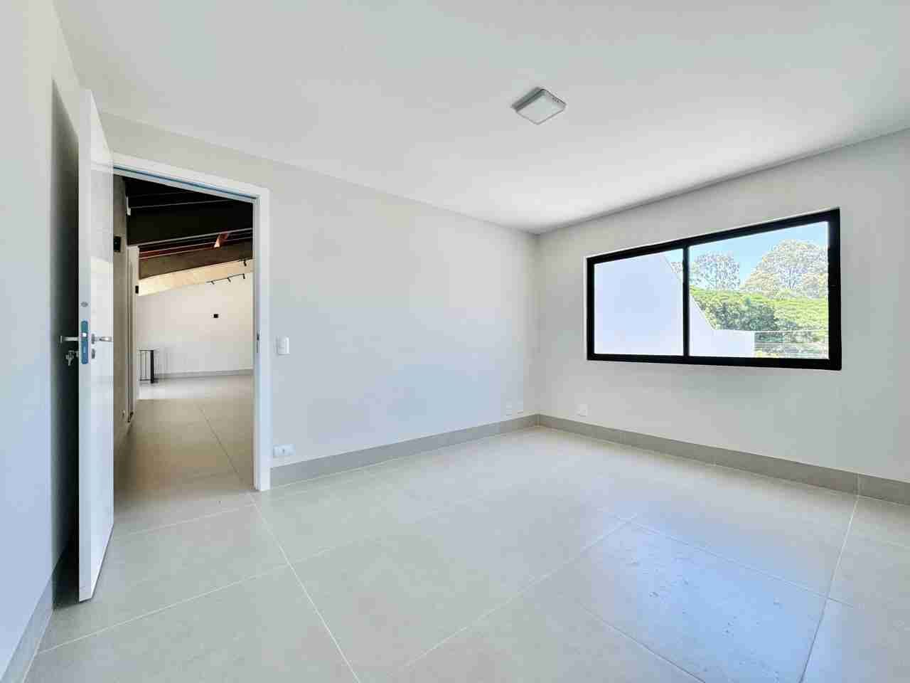 Casa à venda, alto padão, 3 pavimentos, aréa útil de 465M², 6 quartos (sendo 2 suítes e um suíte master) ,Mediterrâneo, Londrina, PR
