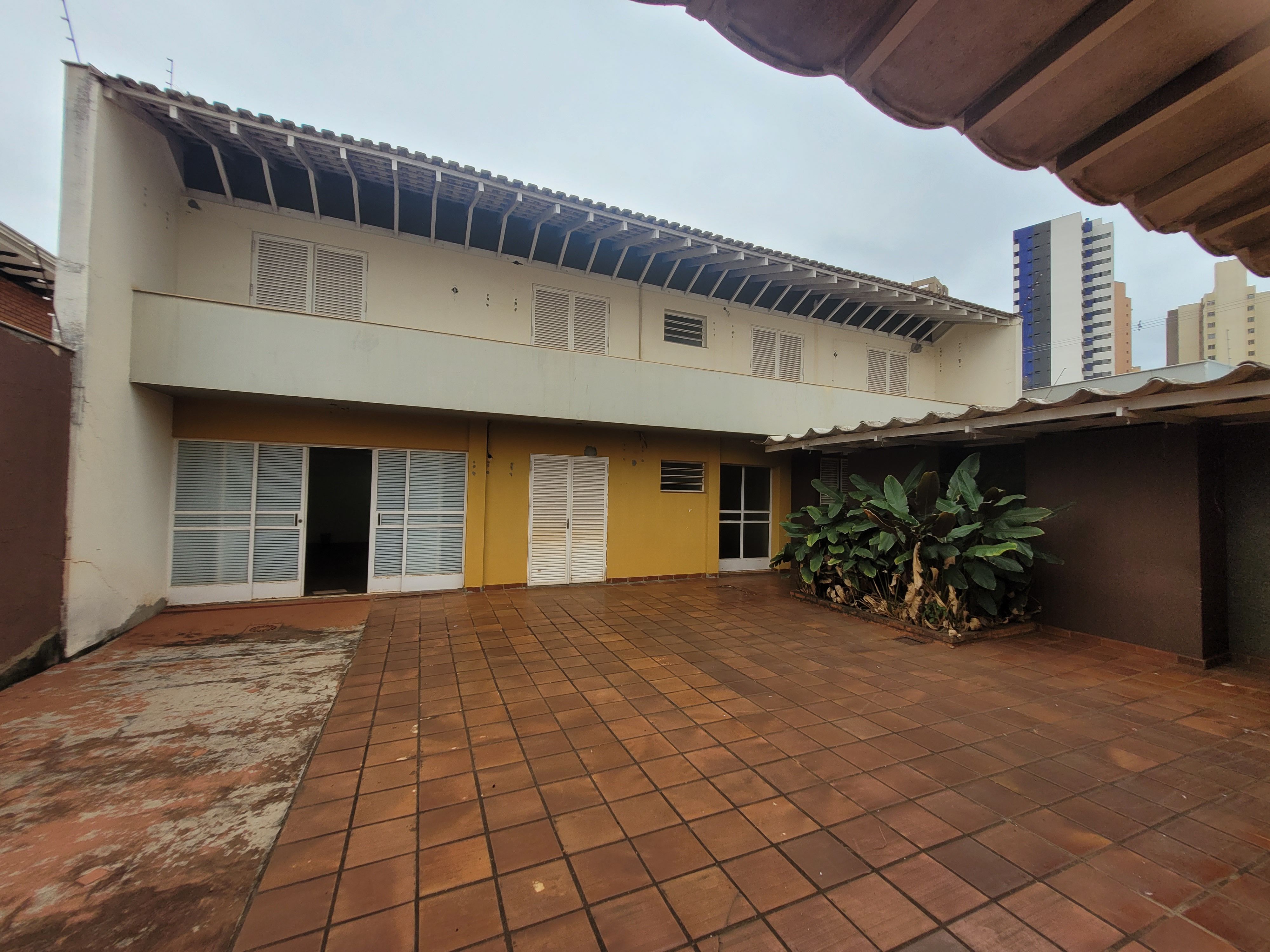 Sobrado à venda, 438m², 5 quartos sendo 3 suítes, 4 banheiros, 4 vagas de garagem no centro de Londrina, PR