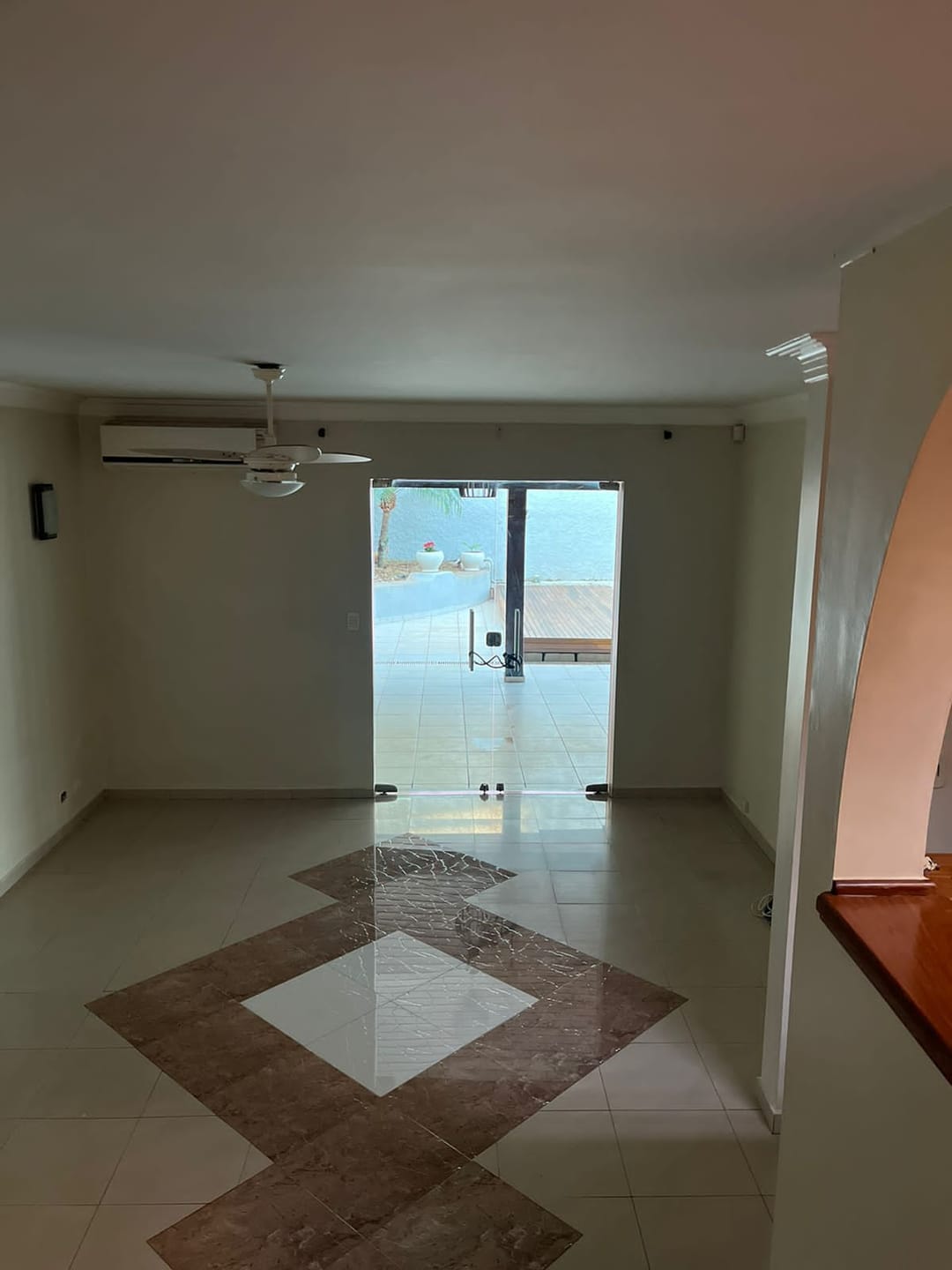 Casa Residencial ou Comercial de 400 m² para venda, 05 quartos (sendo 2 suítes) piscina, de frente para o lago Igapó 1 -Bairro Canaã, Londrina, P