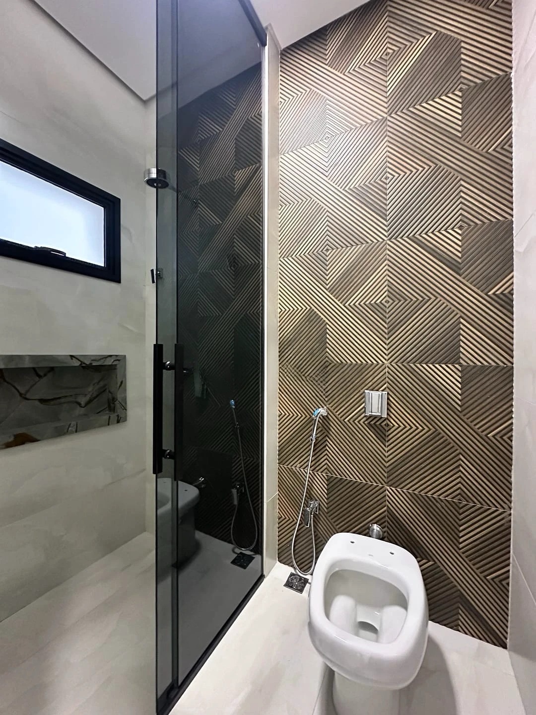 Sobrado à Venda, condomínio Royal Forest, recém construído, 330 m2 úteis, 3 suítes, elevador piscina, Esperança, Londrina, PR